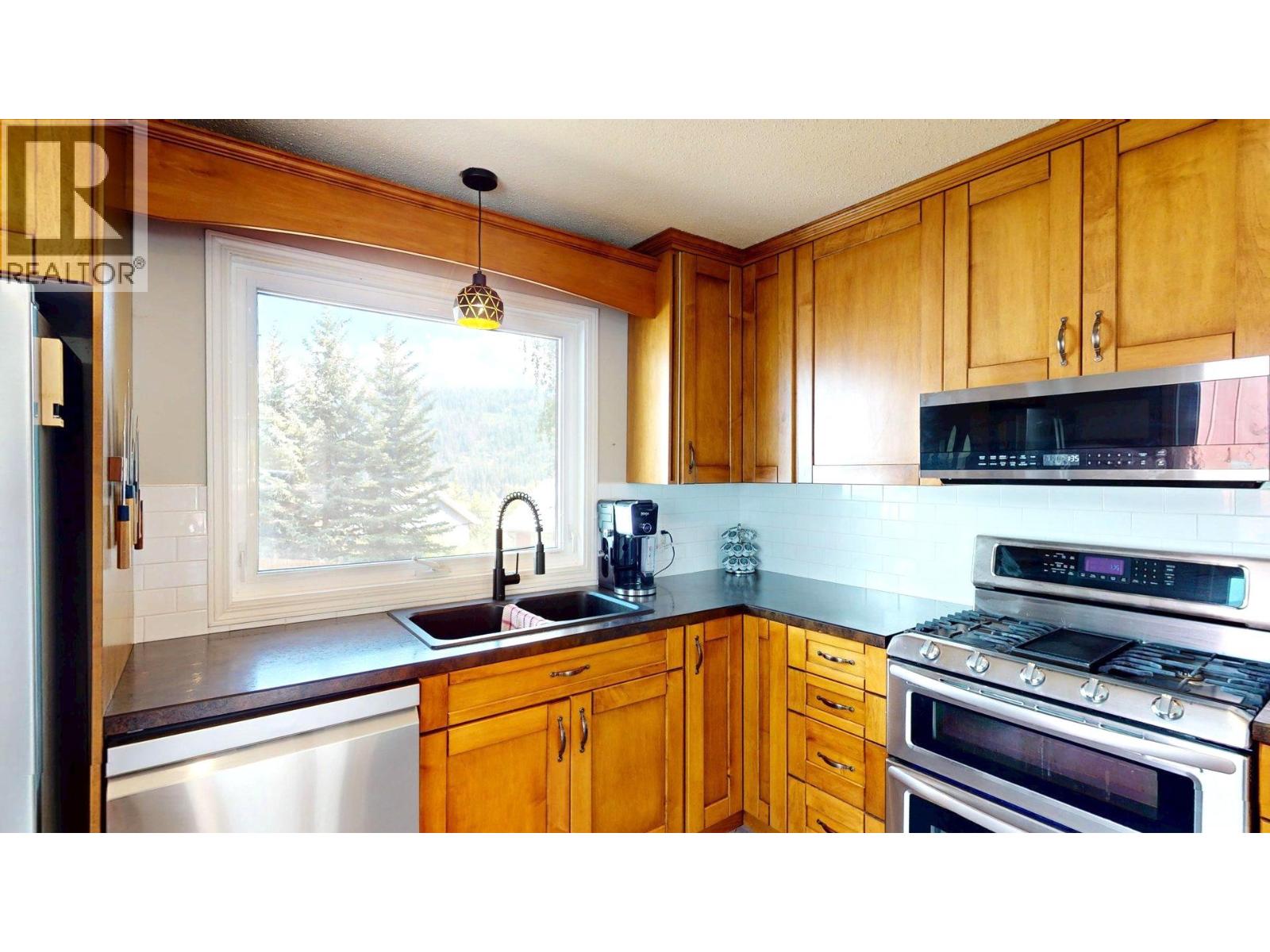 2201 Almond Street, Elkford, British Columbia  V0B 1H0 - Photo 7 - 10362895