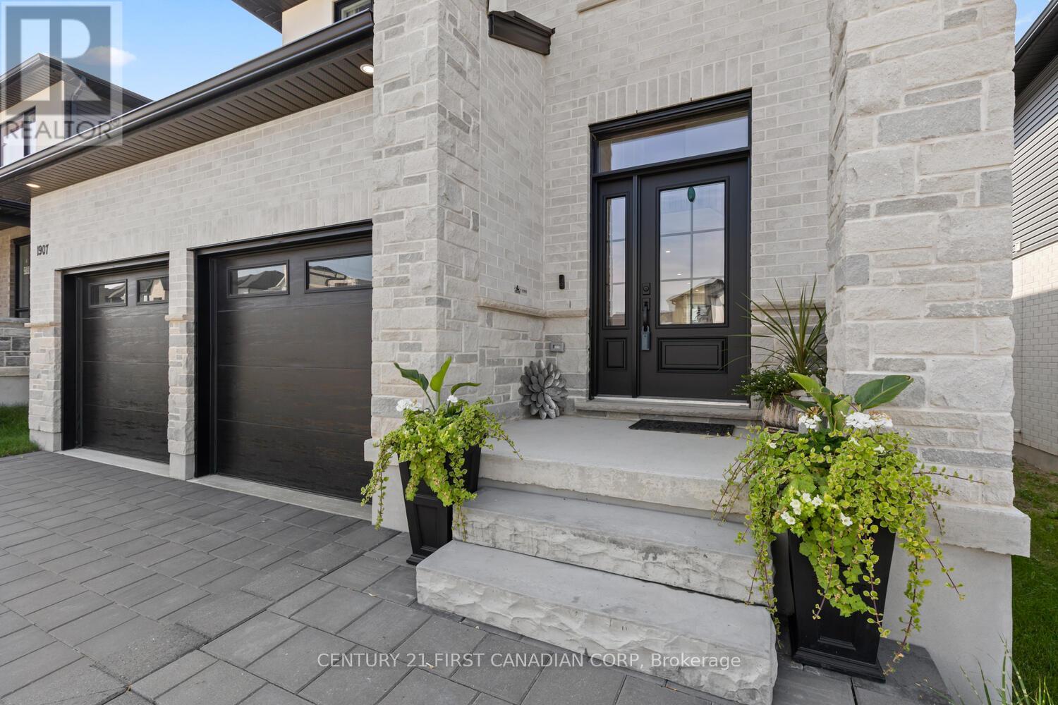 1907 Fountain Grass Drive, London South, Ontario  N6K 0M2 - Photo 5 - X12403871