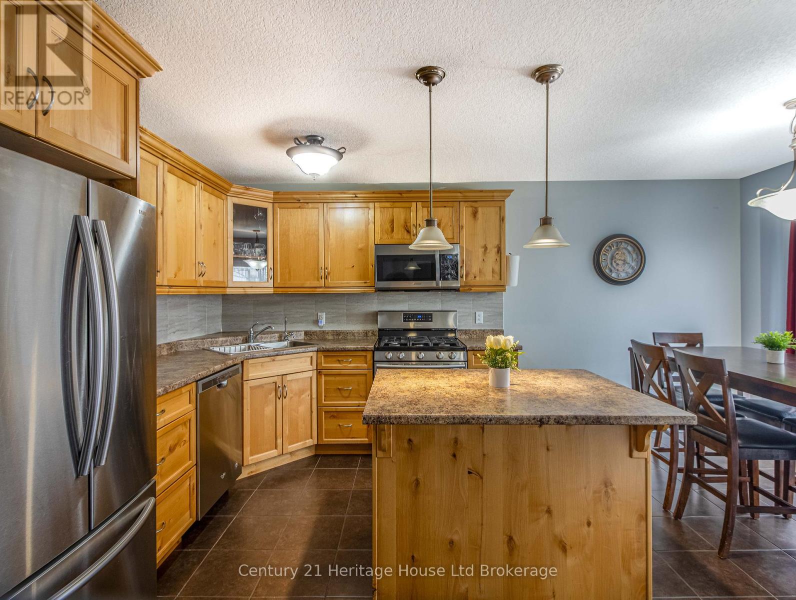 702 Frontenac Crescent, Woodstock, Ontario  N4V 0B1 - Photo 2 - X12403812