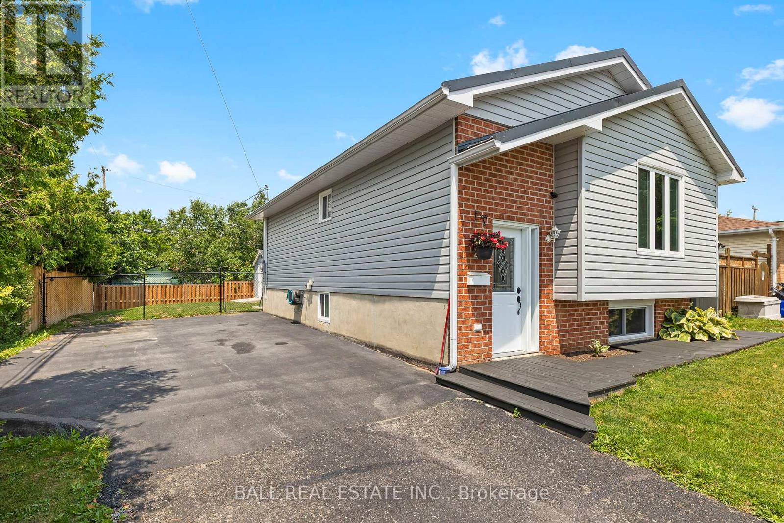 2 Hazel Street, Kawartha Lakes, Ontario  K9V 5M2 - Photo 2 - X12403925