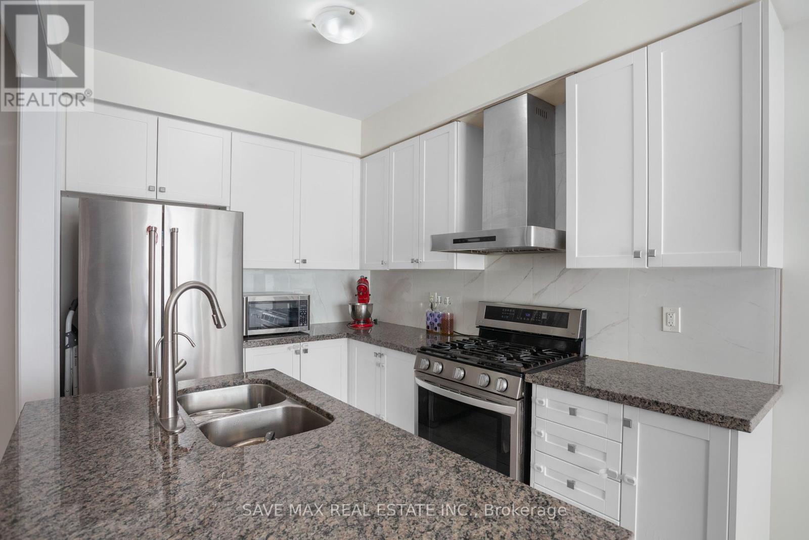 163 Sutherland Avenue, Bradford West Gwillimbury, Ontario  L3Z 4H6 - Photo 4 - N12403687
