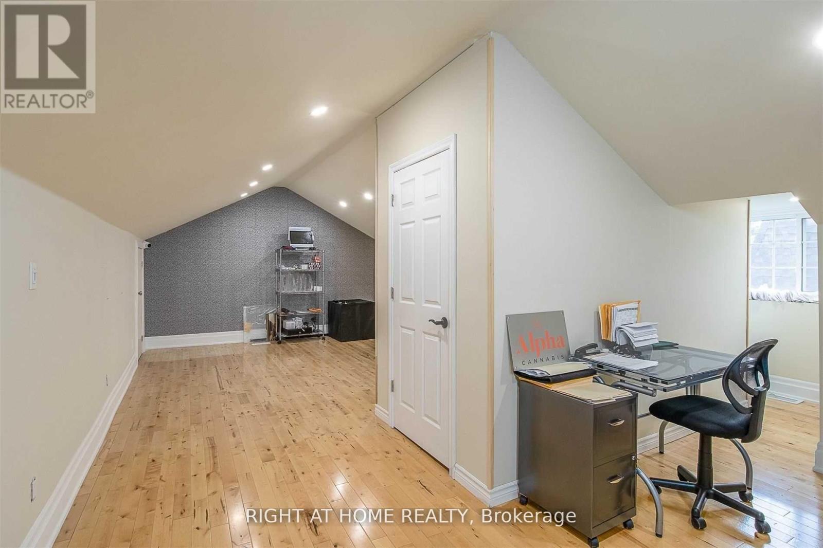 Upstairs - 118 Wellington Street E, Aurora, Ontario  L4G 1J1 - Photo 4 - N12403769