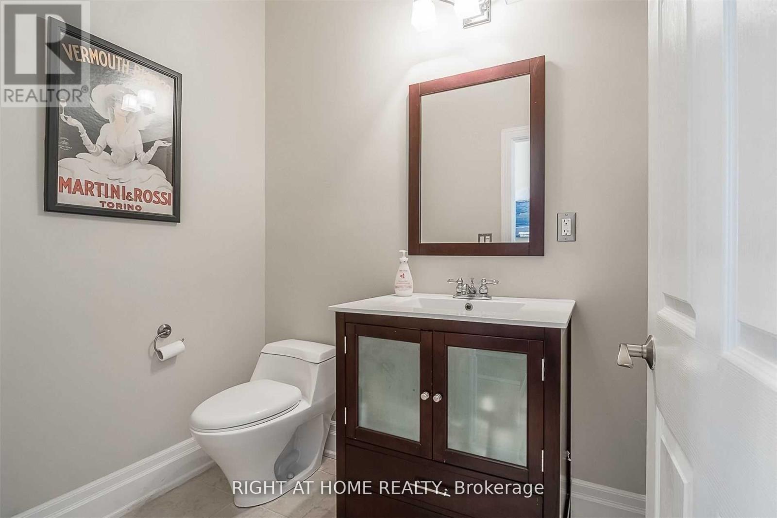 Upstairs - 118 Wellington Street E, Aurora, Ontario  L4G 1J1 - Photo 6 - N12403769