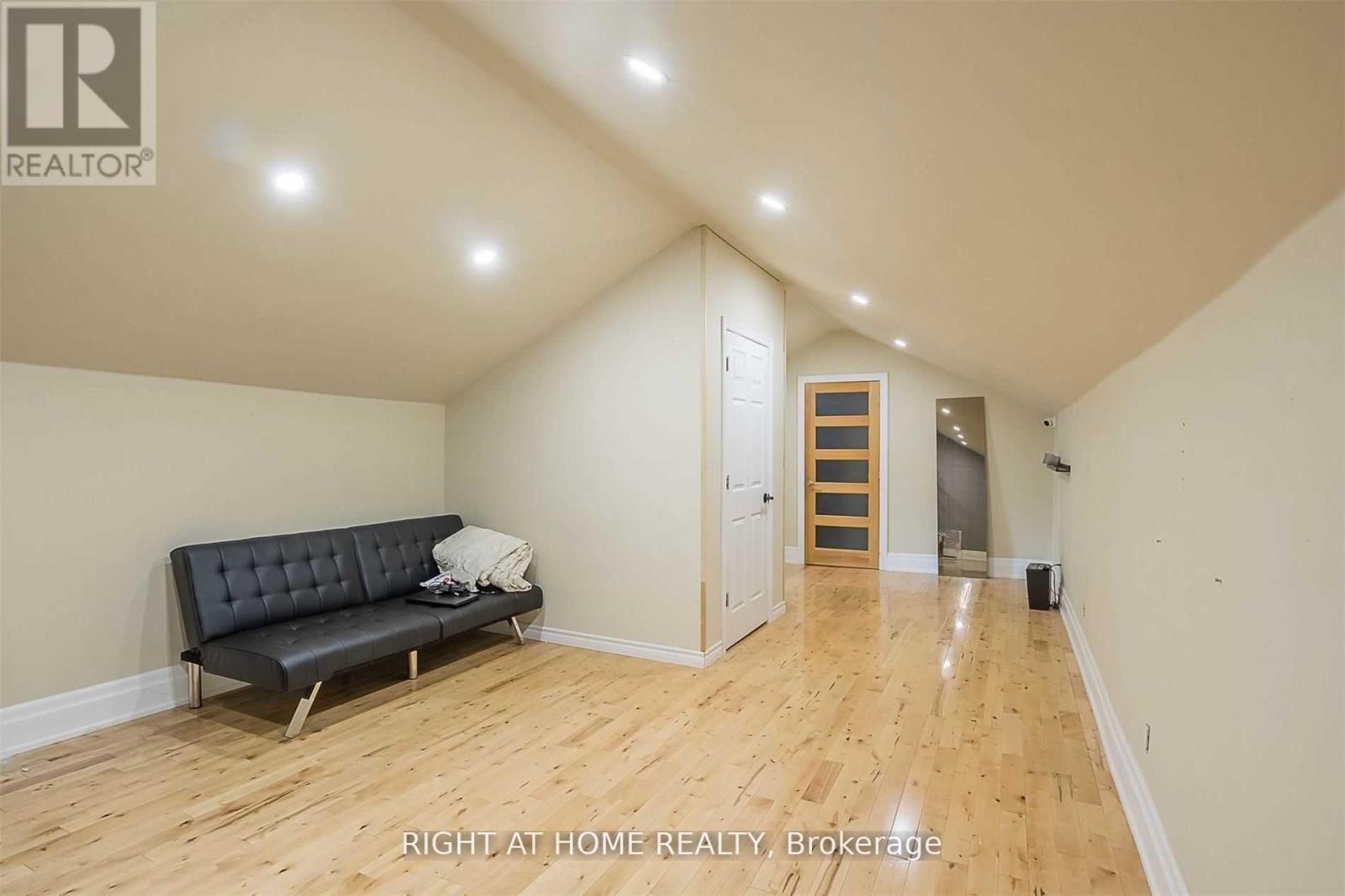 Upstairs - 118 Wellington Street E, Aurora, Ontario  L4G 1J1 - Photo 8 - N12403769
