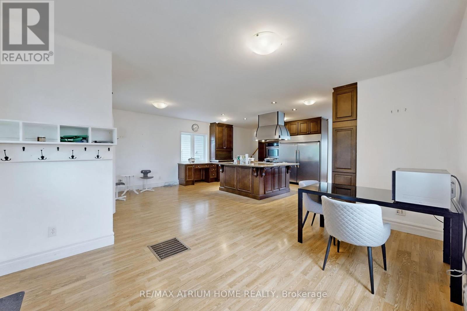 1242 Alexandra Avenue, Mississauga, Ontario  L5E 2A5 - Photo 4 - W12403696