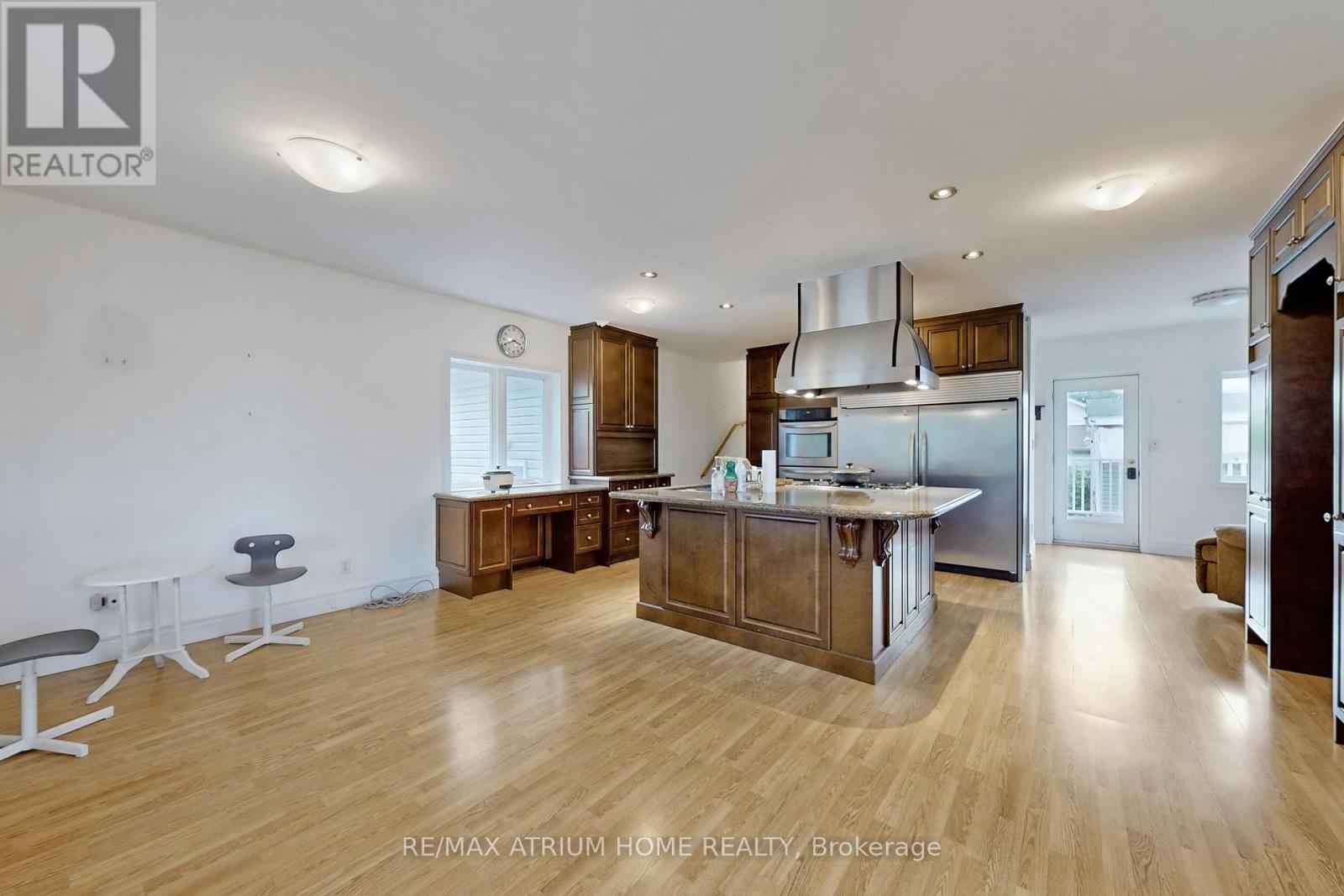 1242 Alexandra Avenue, Mississauga, Ontario  L5E 2A5 - Photo 6 - W12403696