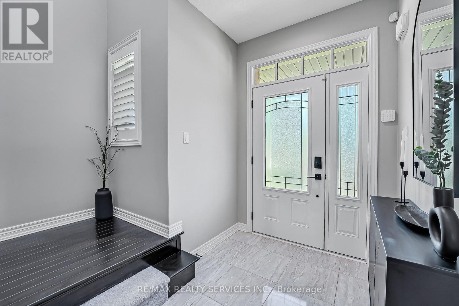 26 Wardlaw Avenue, Orangeville, Ontario  L9W 6K1 - Photo 3 - W12403751