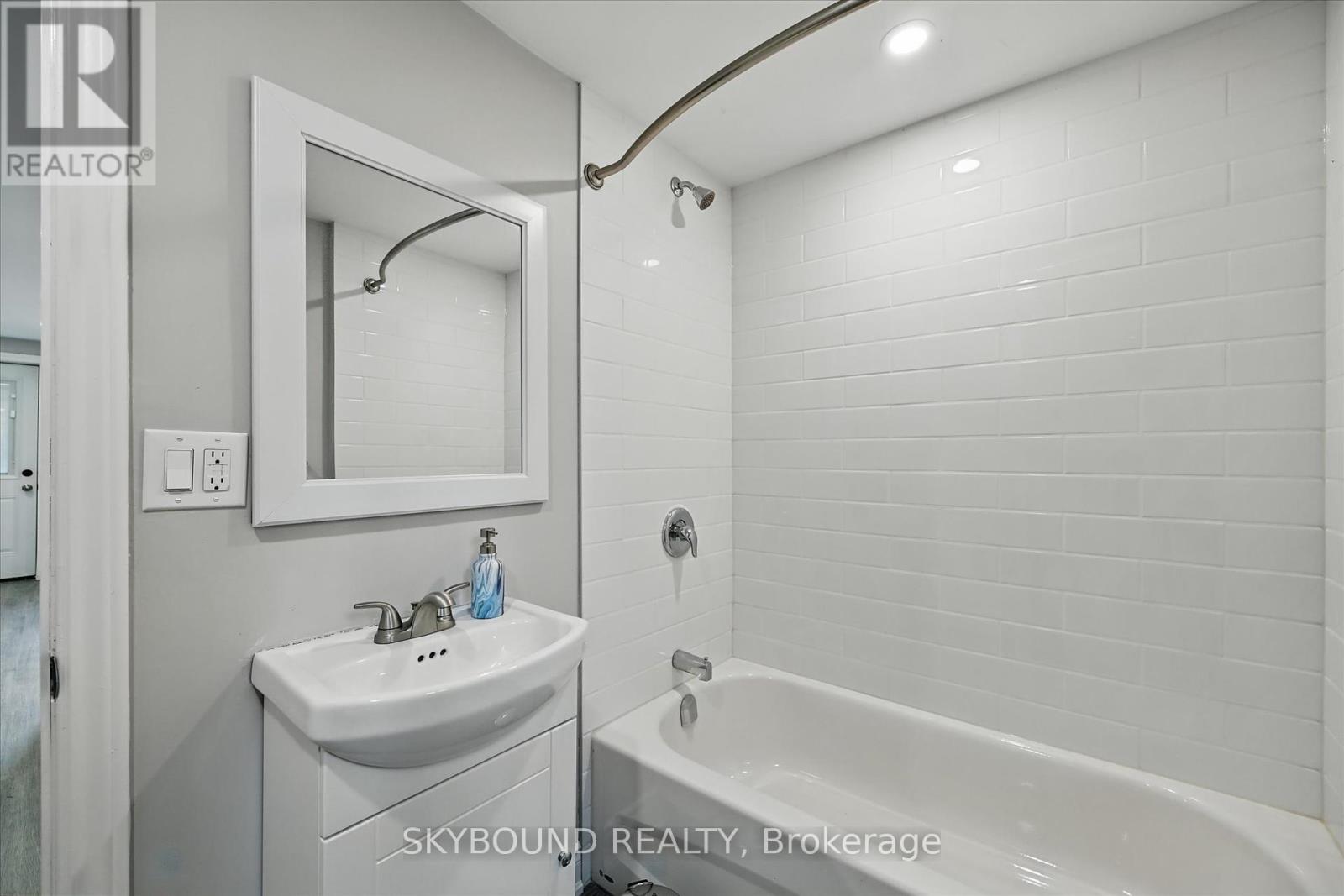 224 Rosslyn Avenue N, Hamilton, Ontario  L8L 7P7 - Photo 17 - X12403707