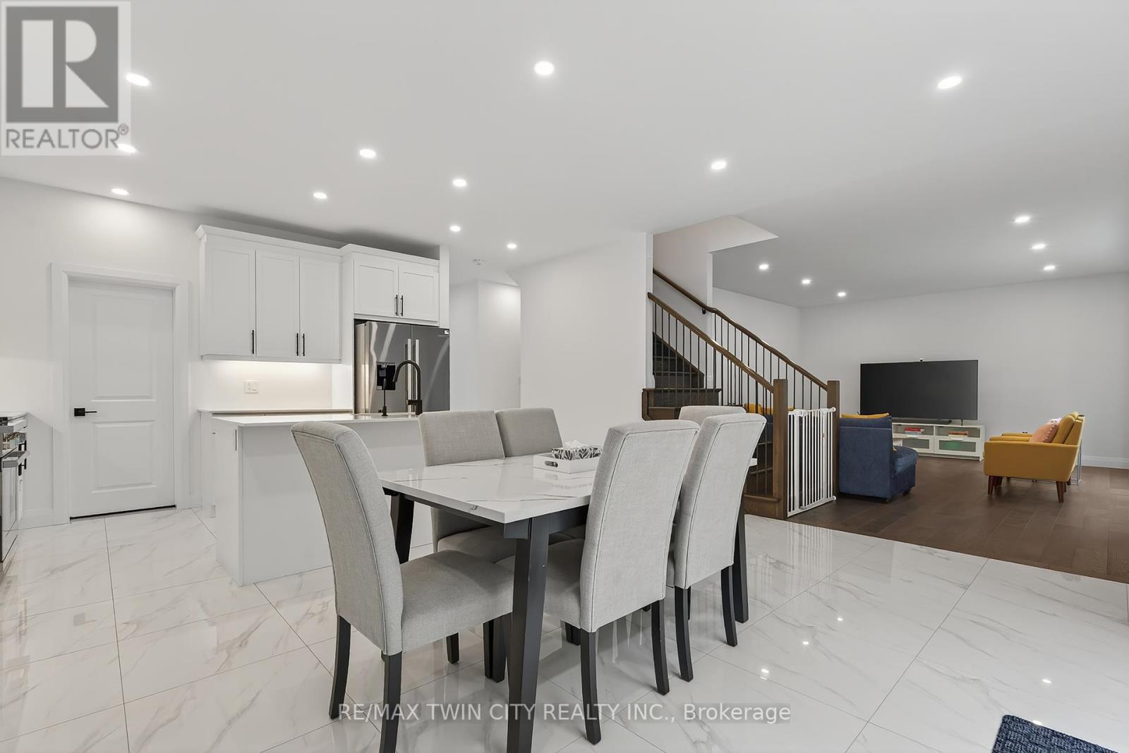 209 Jeffrey Place, Kitchener, Ontario  N2C 0C2 - Photo 11 - X12403759