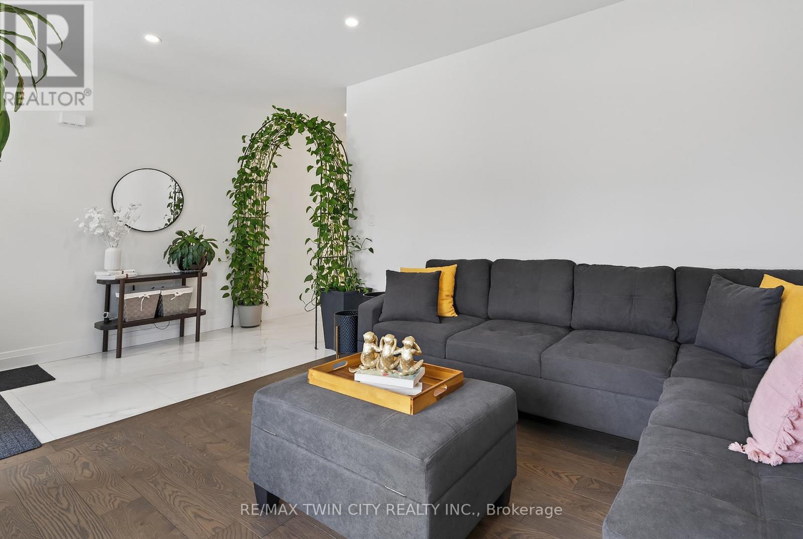 209 Jeffrey Place, Kitchener, Ontario  N2C 0C2 - Photo 4 - X12403759