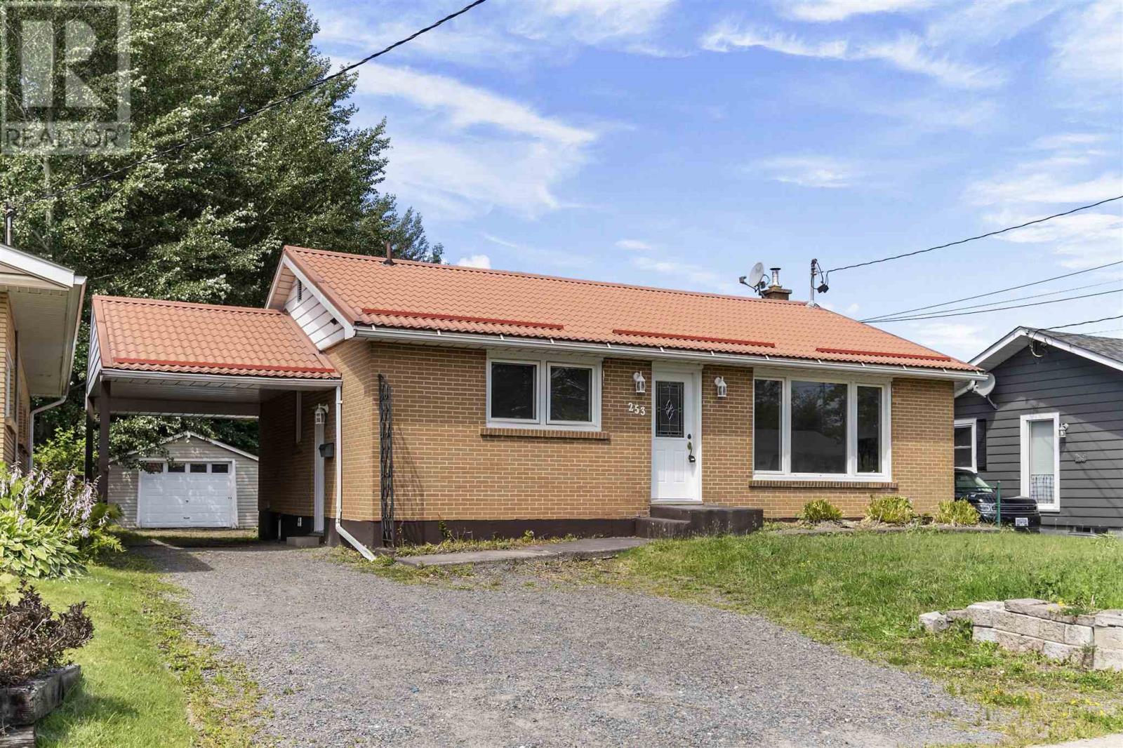 253 Lake St, Sault Ste. Marie, Ontario  P6A 4B3 - Photo 1 - SM252633
