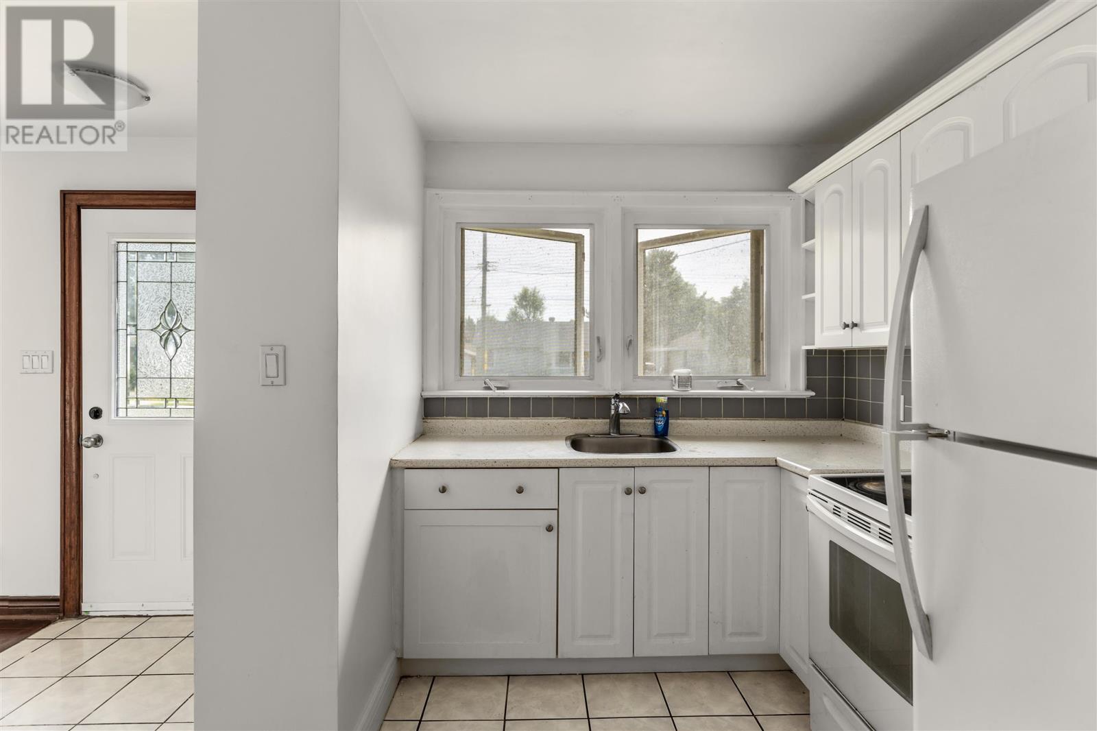 253 Lake St, Sault Ste. Marie, Ontario  P6A 4B3 - Photo 4 - SM252633