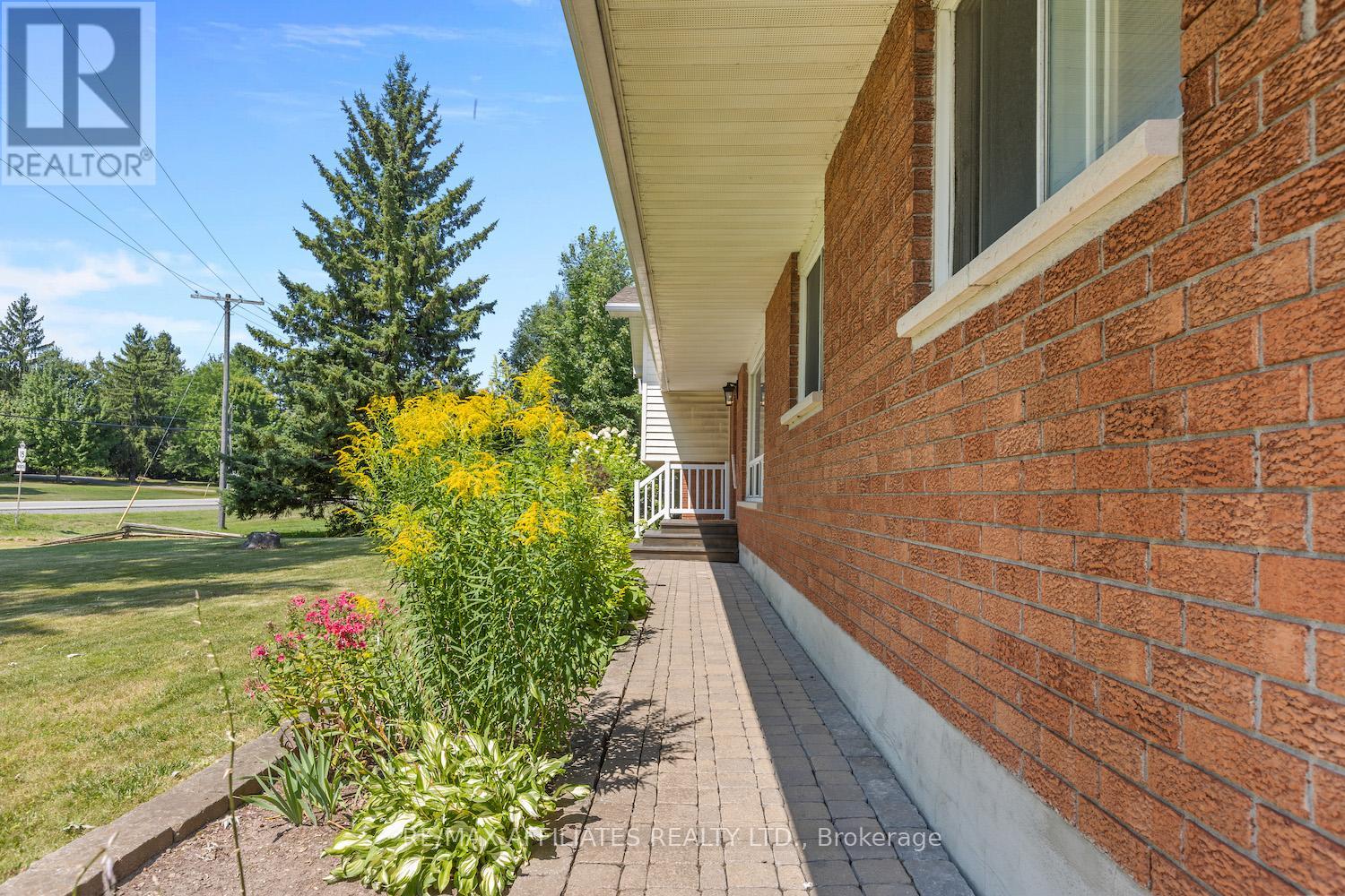 328 Kelly-Jordan Road, Montague, Ontario  K7A 4S7 - Photo 8 - X12404089