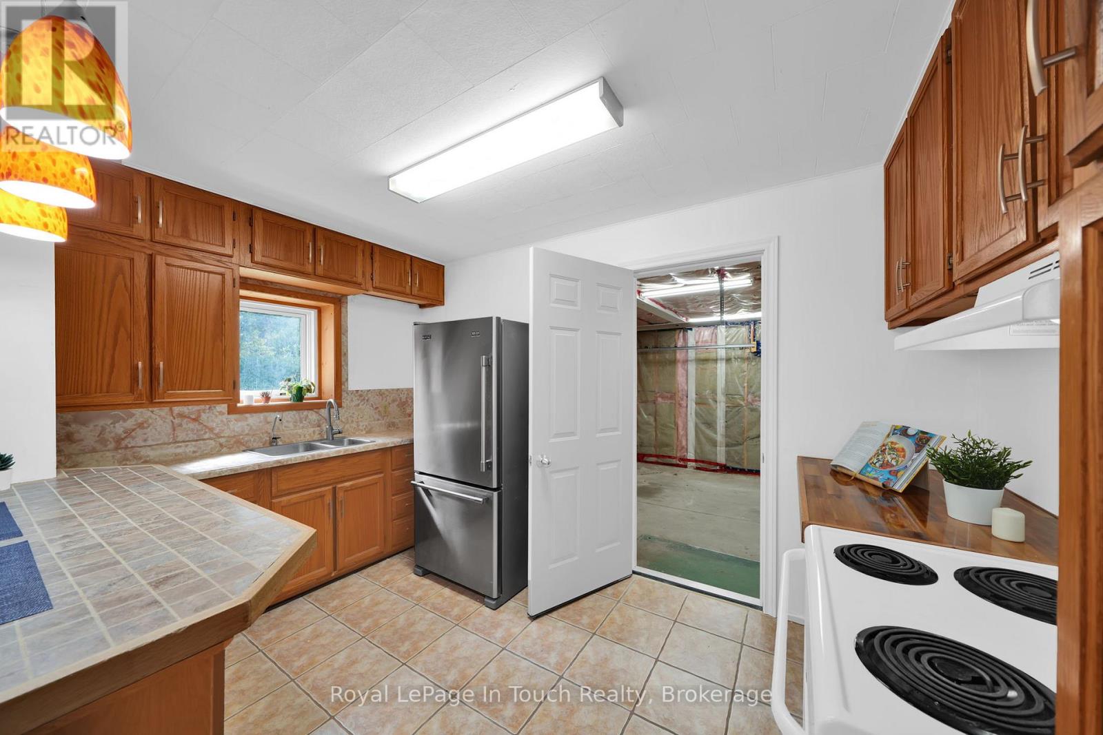 10 Leonard Avenue, Penetanguishene, Ontario  L9M 1C8 - Photo 11 - S12404088