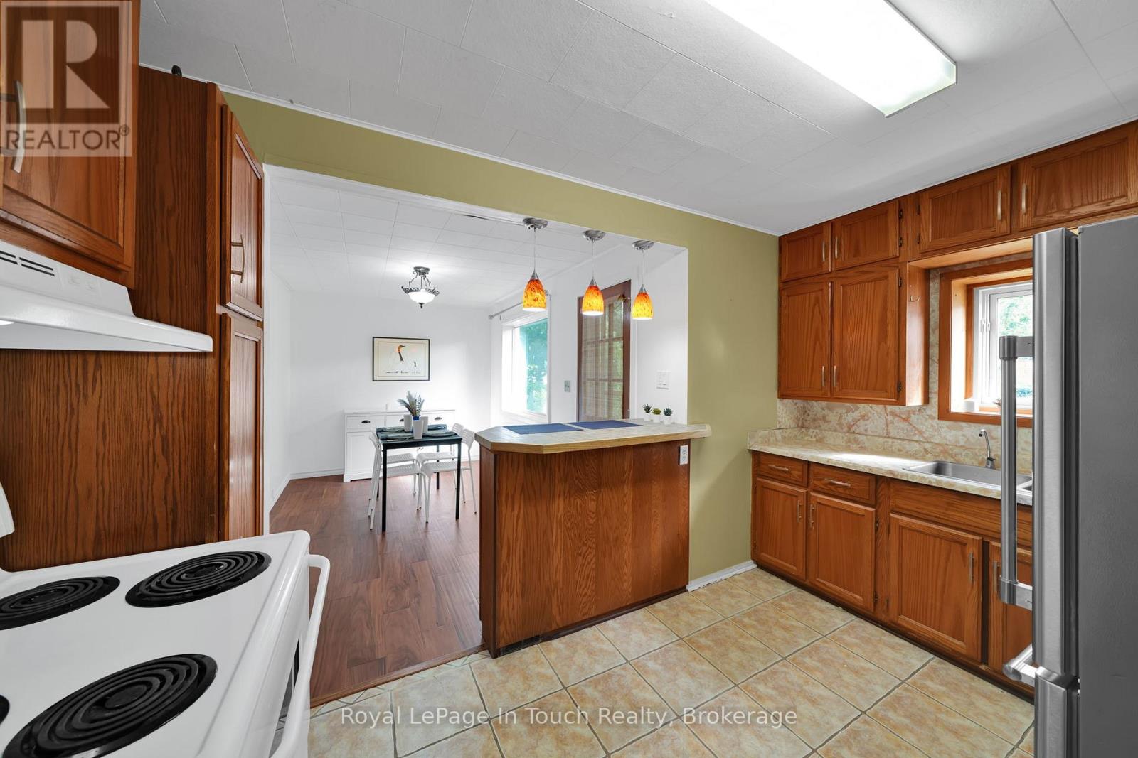 10 Leonard Avenue, Penetanguishene, Ontario  L9M 1C8 - Photo 13 - S12404088