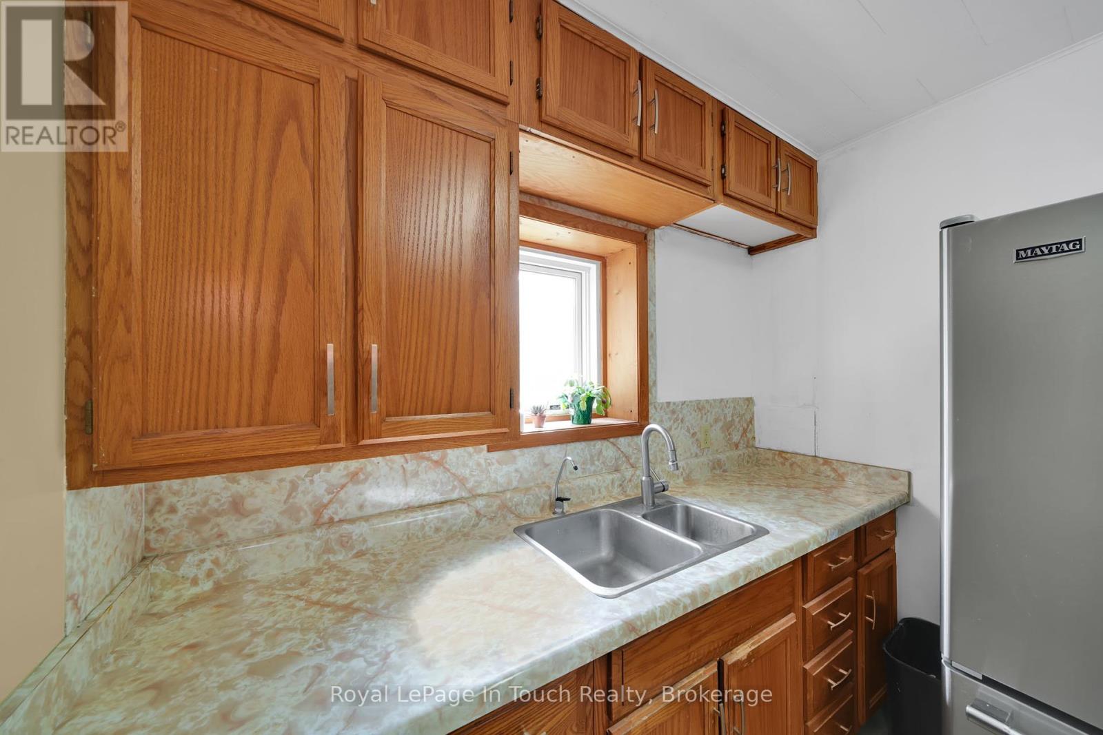 10 Leonard Avenue, Penetanguishene, Ontario  L9M 1C8 - Photo 14 - S12404088