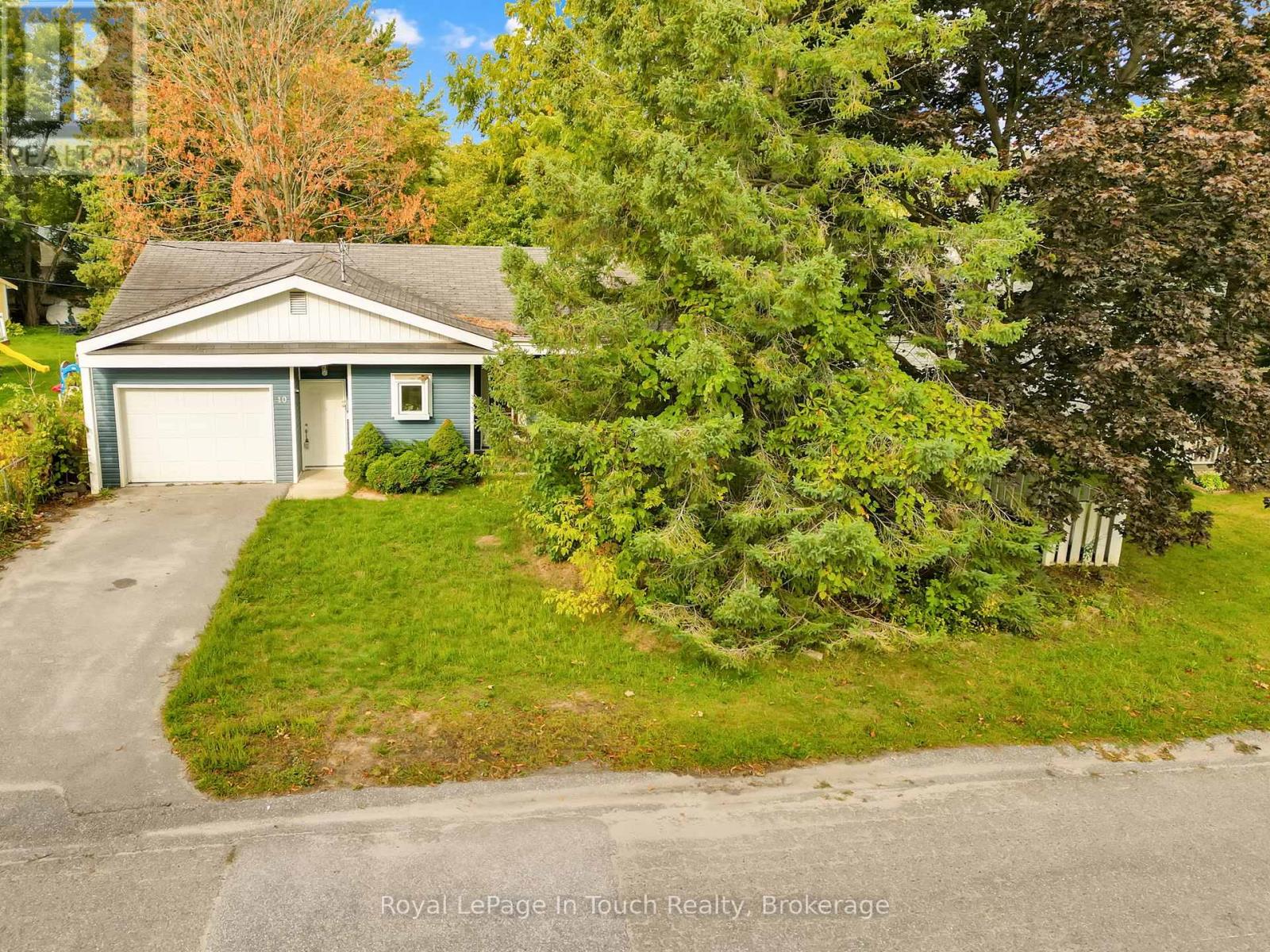 10 Leonard Avenue, Penetanguishene, Ontario  L9M 1C8 - Photo 2 - S12404088