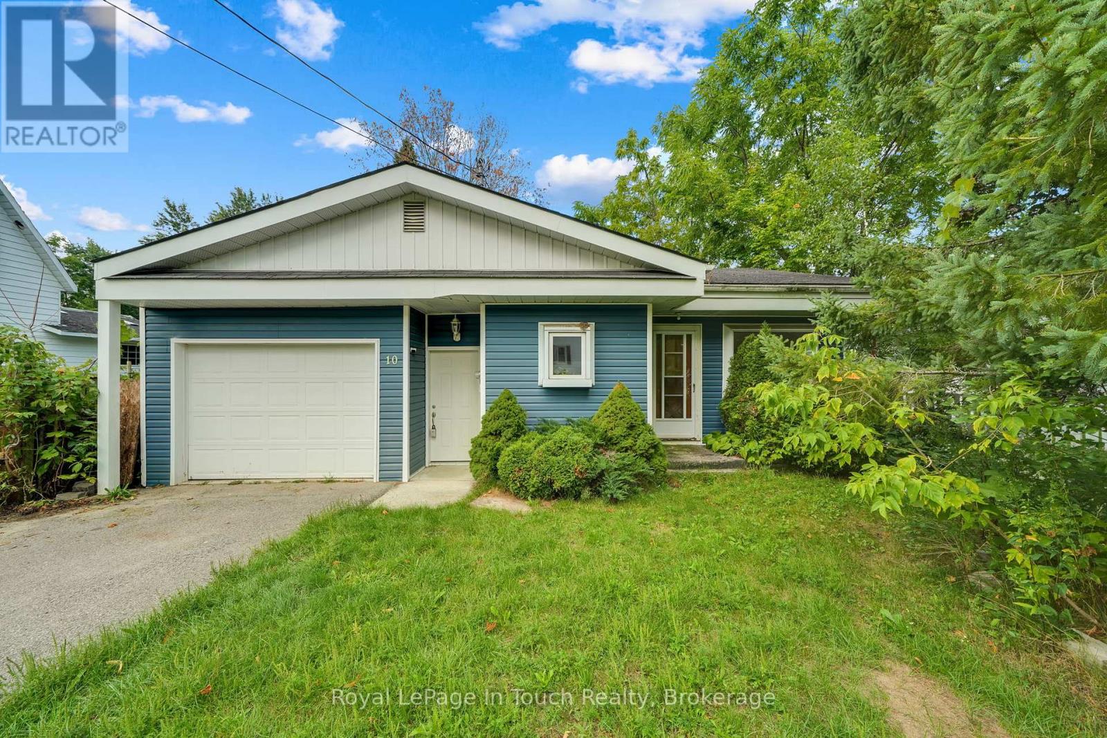 10 Leonard Avenue, Penetanguishene, Ontario  L9M 1C8 - Photo 3 - S12404088
