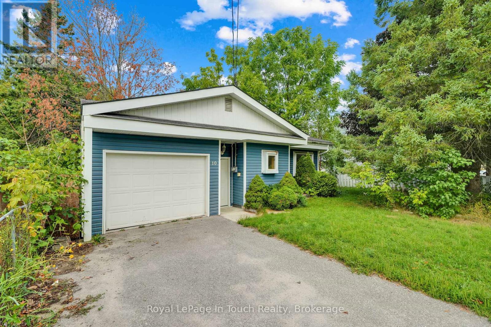 10 Leonard Avenue, Penetanguishene, Ontario  L9M 1C8 - Photo 4 - S12404088