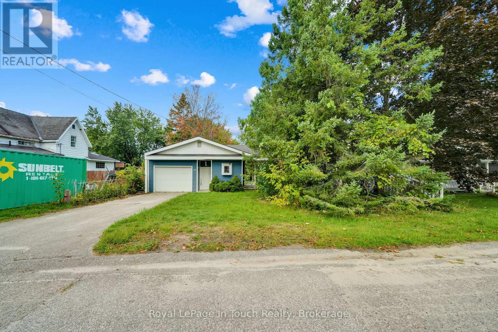 10 Leonard Avenue, Penetanguishene, Ontario  L9M 1C8 - Photo 5 - S12404088