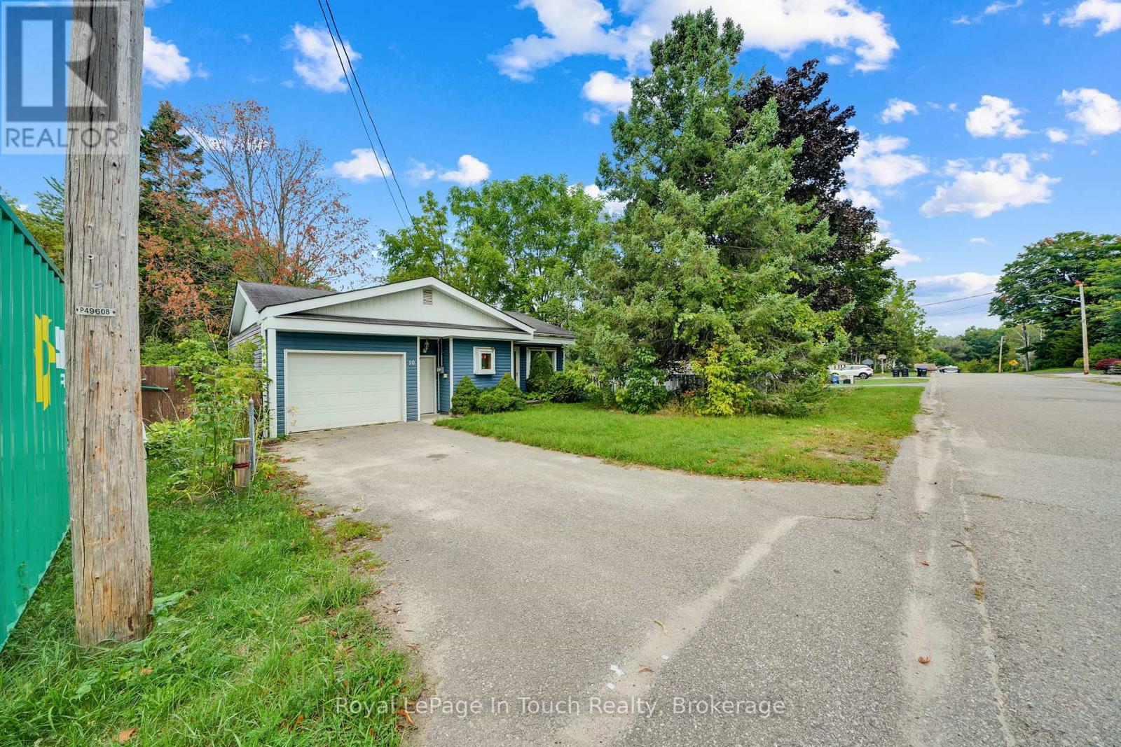 10 Leonard Avenue, Penetanguishene, Ontario  L9M 1C8 - Photo 6 - S12404088