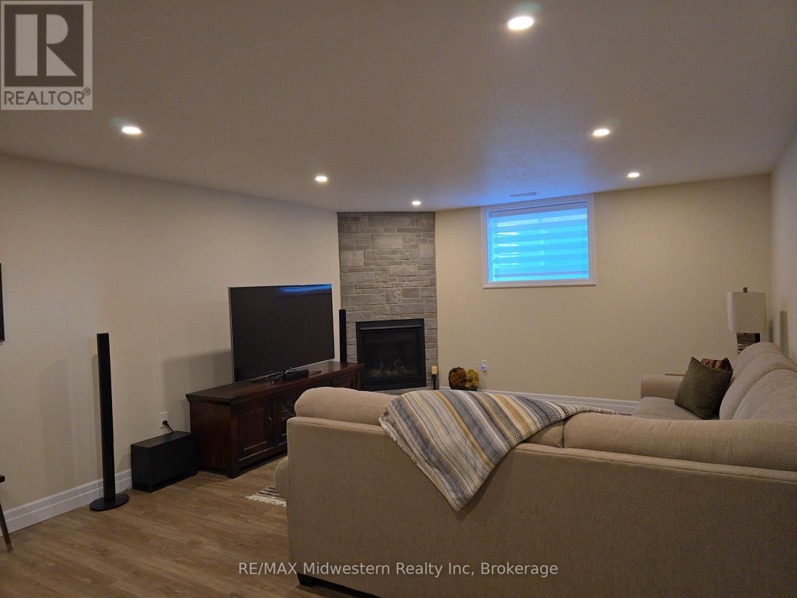 1095 Kincaid Street W, North Perth, Ontario  N4W 0J8 - Photo 19 - X12404053