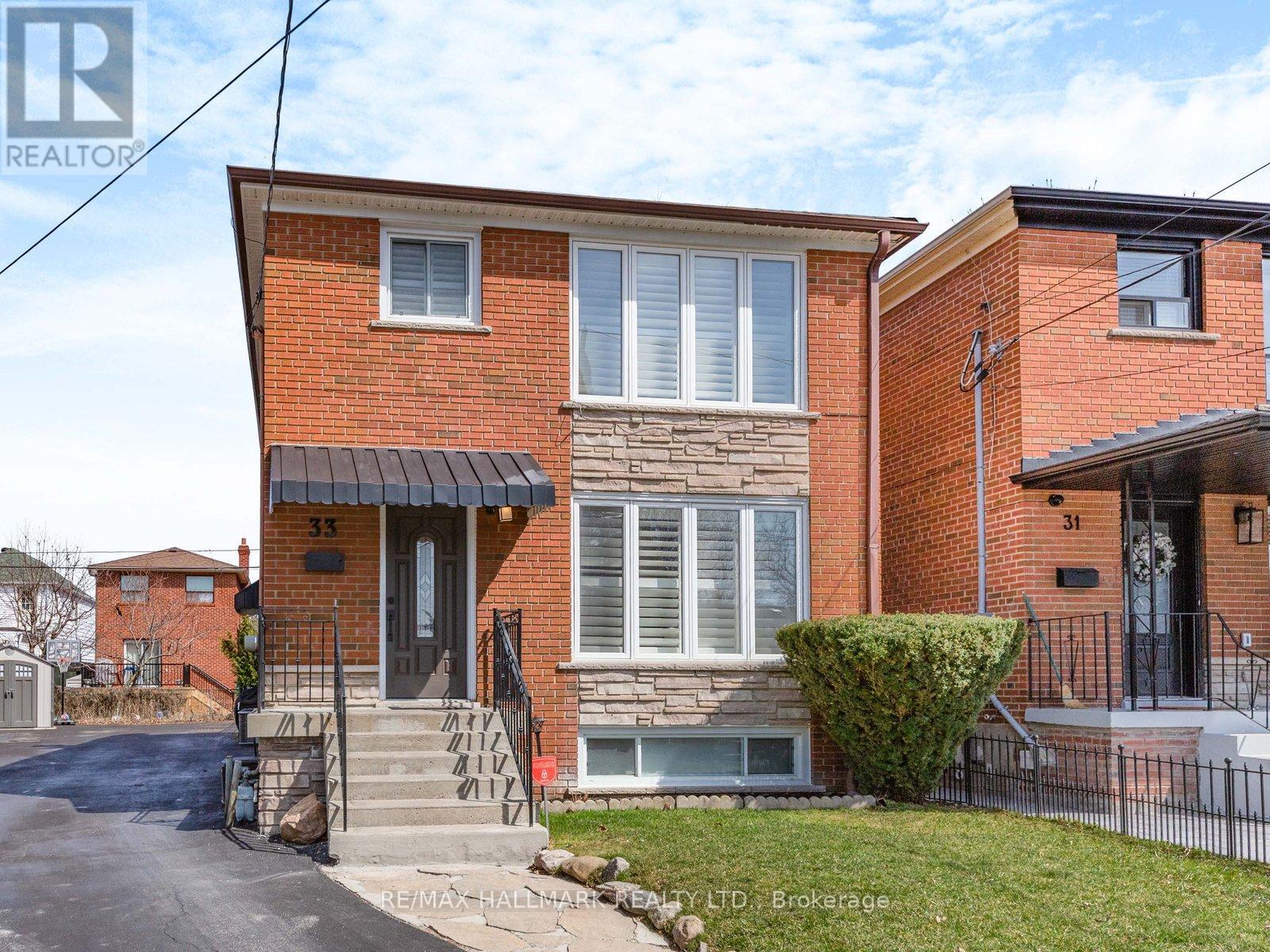 33 EVERETT CRESCENT, Toronto, Ontario