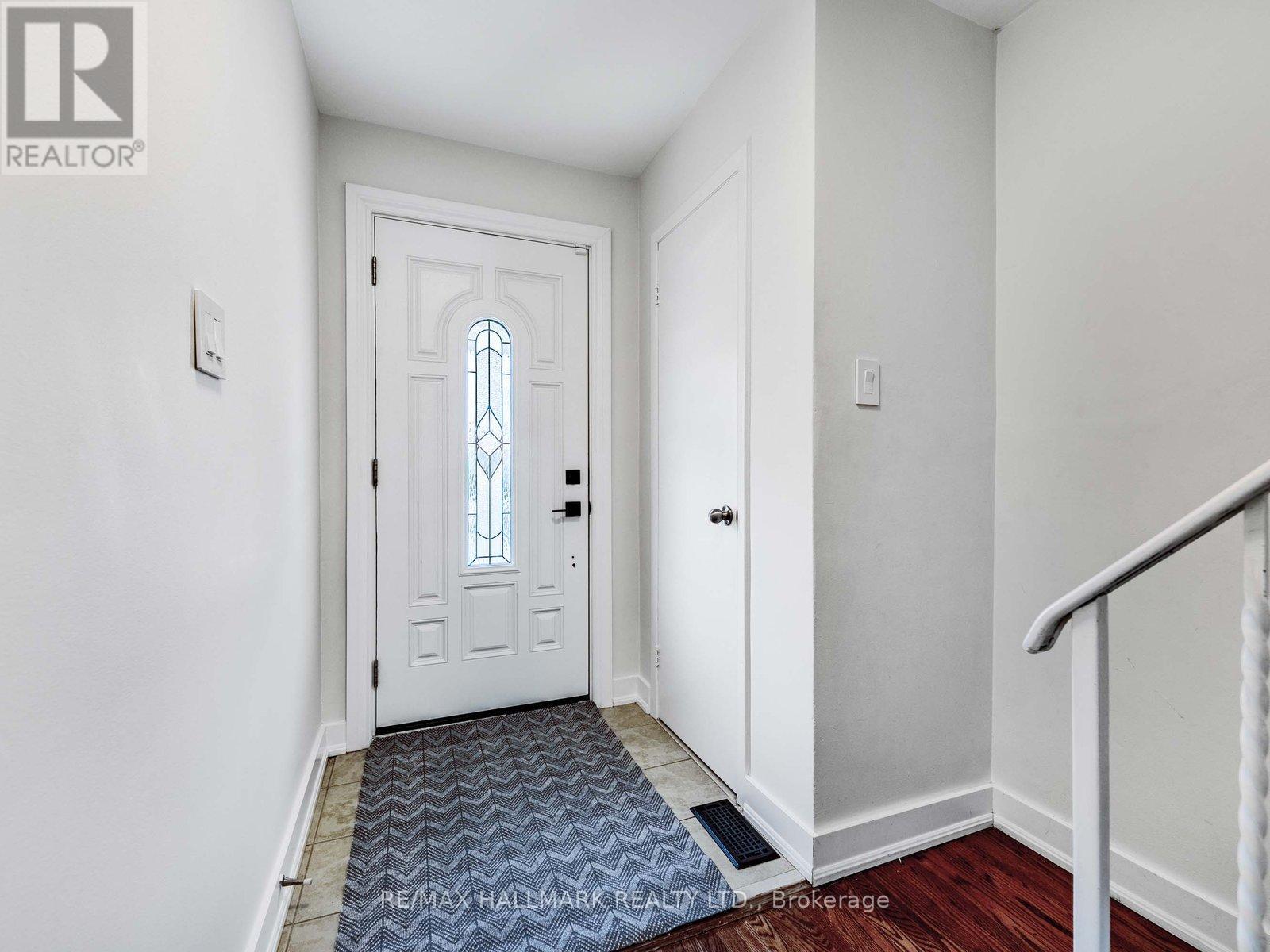 33 Everett Crescent, Toronto, Ontario  M4C 4P4 - Photo 2 - E12403885