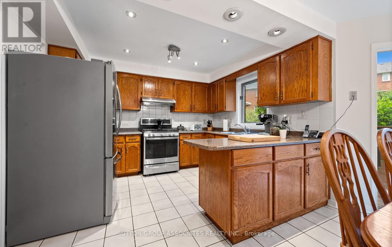 1252 Greenwood Crescent, Oakville, Ontario  L6J 6W5 - Photo 14 - W12403842