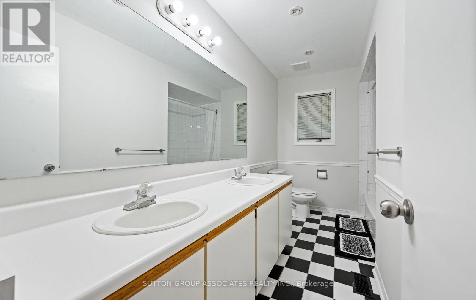 1252 Greenwood Crescent, Oakville, Ontario  L6J 6W5 - Photo 32 - W12403842