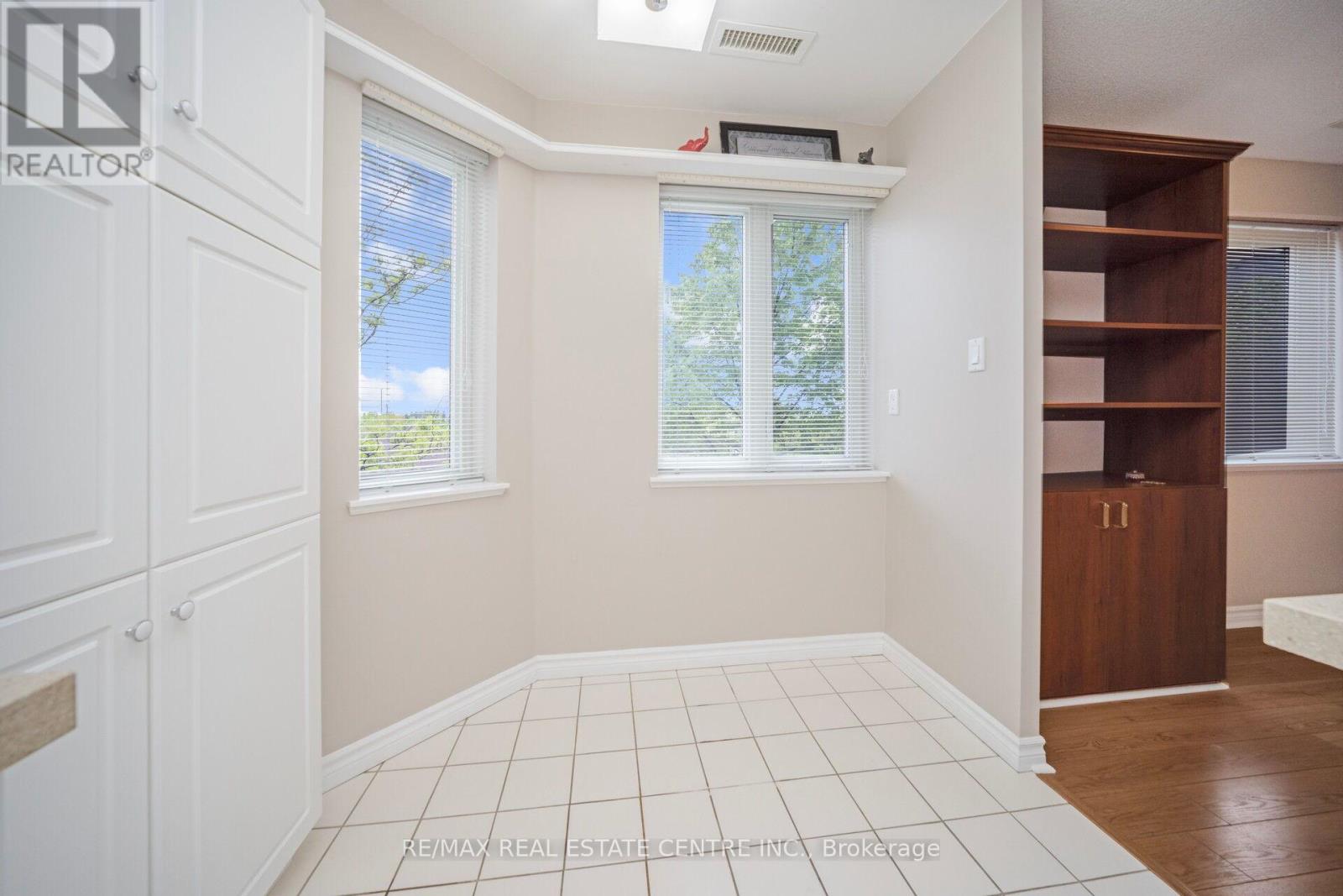 301 - 3 Dayspring Circle, Brampton, Ontario  L6P 1B7 - Photo 21 - W12403852