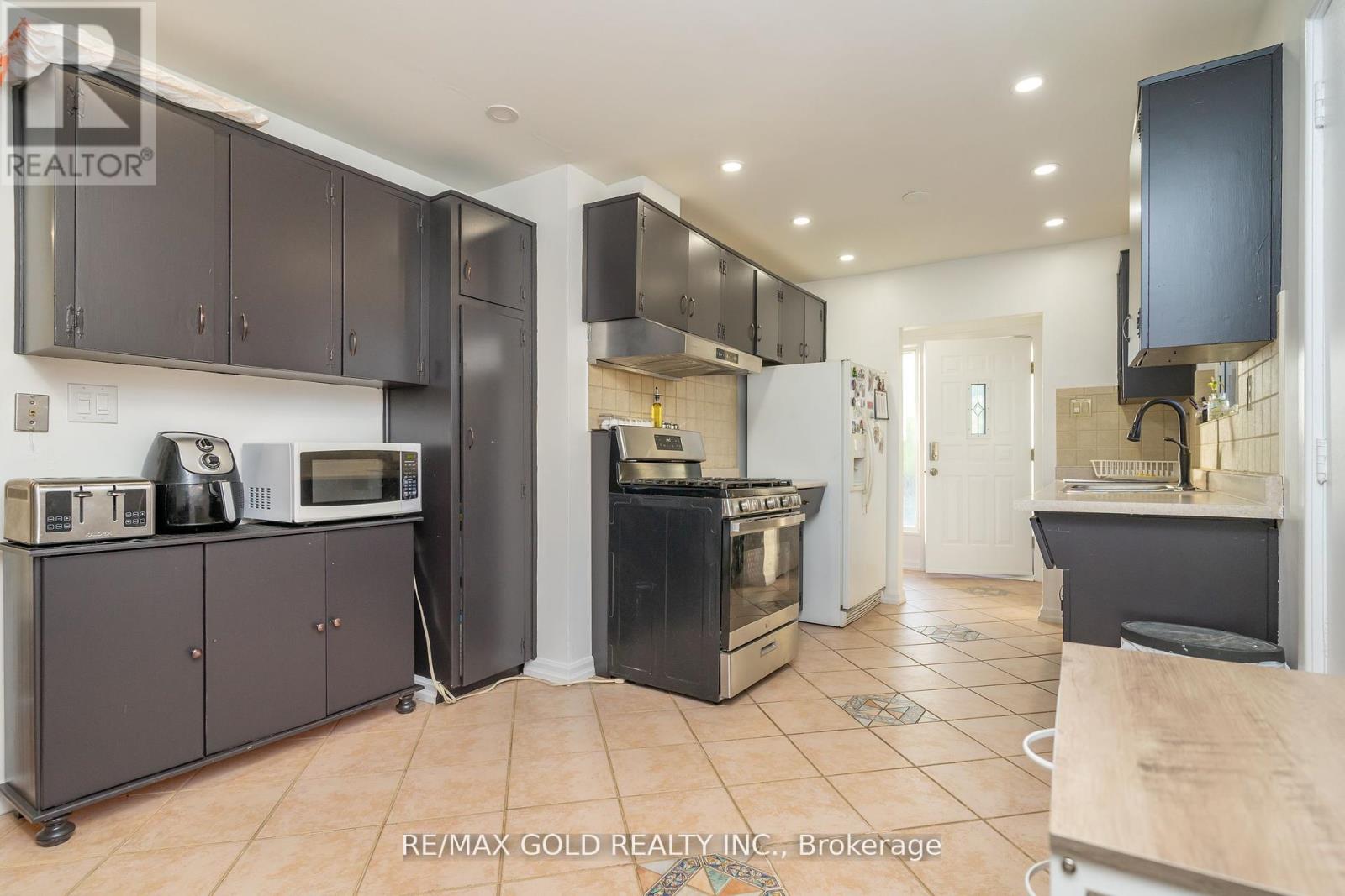 21 Argyle Crescent, Brampton, Ontario  L6T 1M9 - Photo 15 - W12403858