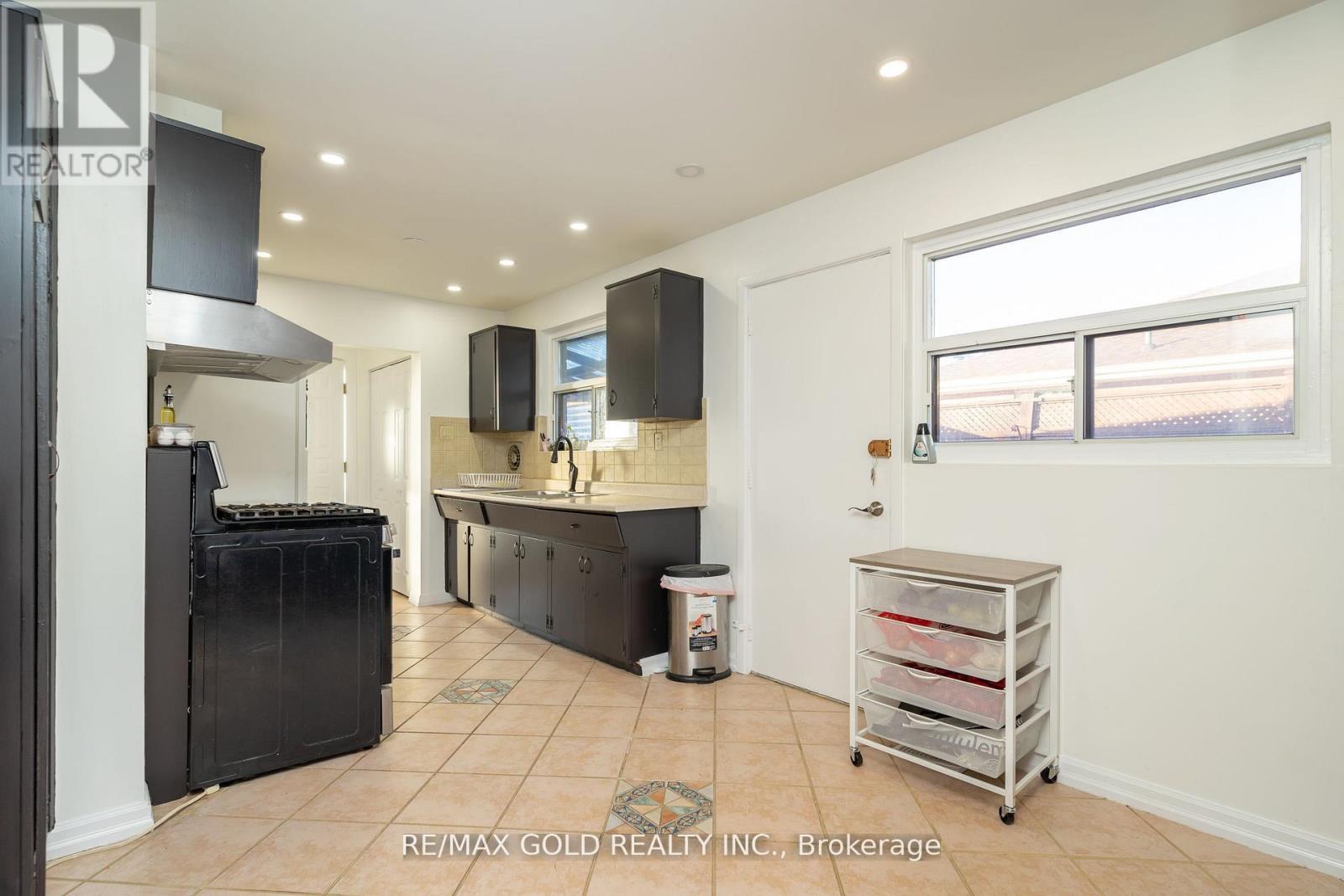 21 Argyle Crescent, Brampton, Ontario  L6T 1M9 - Photo 17 - W12403858