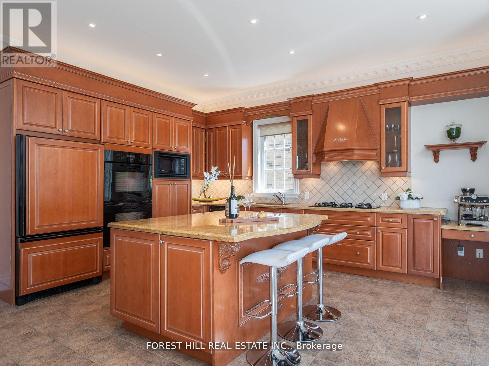 18 Highland Hill, Toronto, Ontario  M6A 2P8 - Photo 10 - W12403934