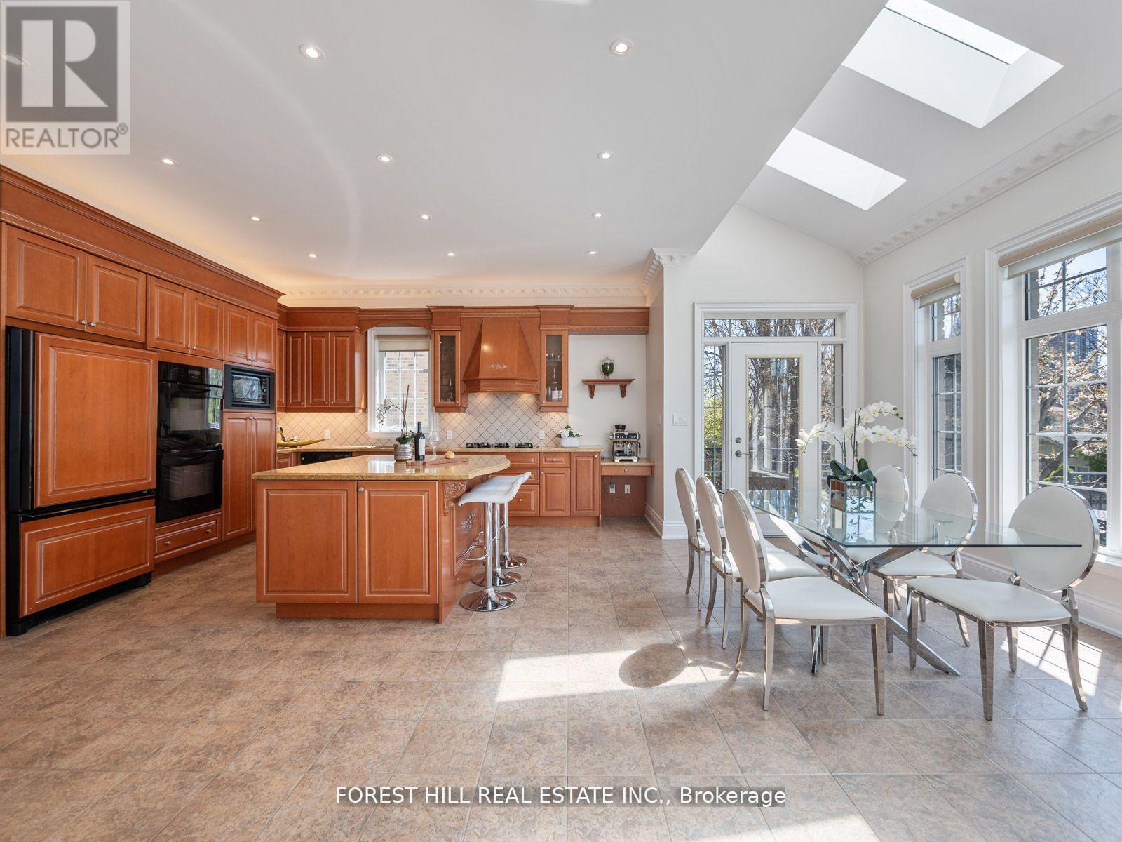 18 Highland Hill, Toronto, Ontario  M6A 2P8 - Photo 14 - W12403934