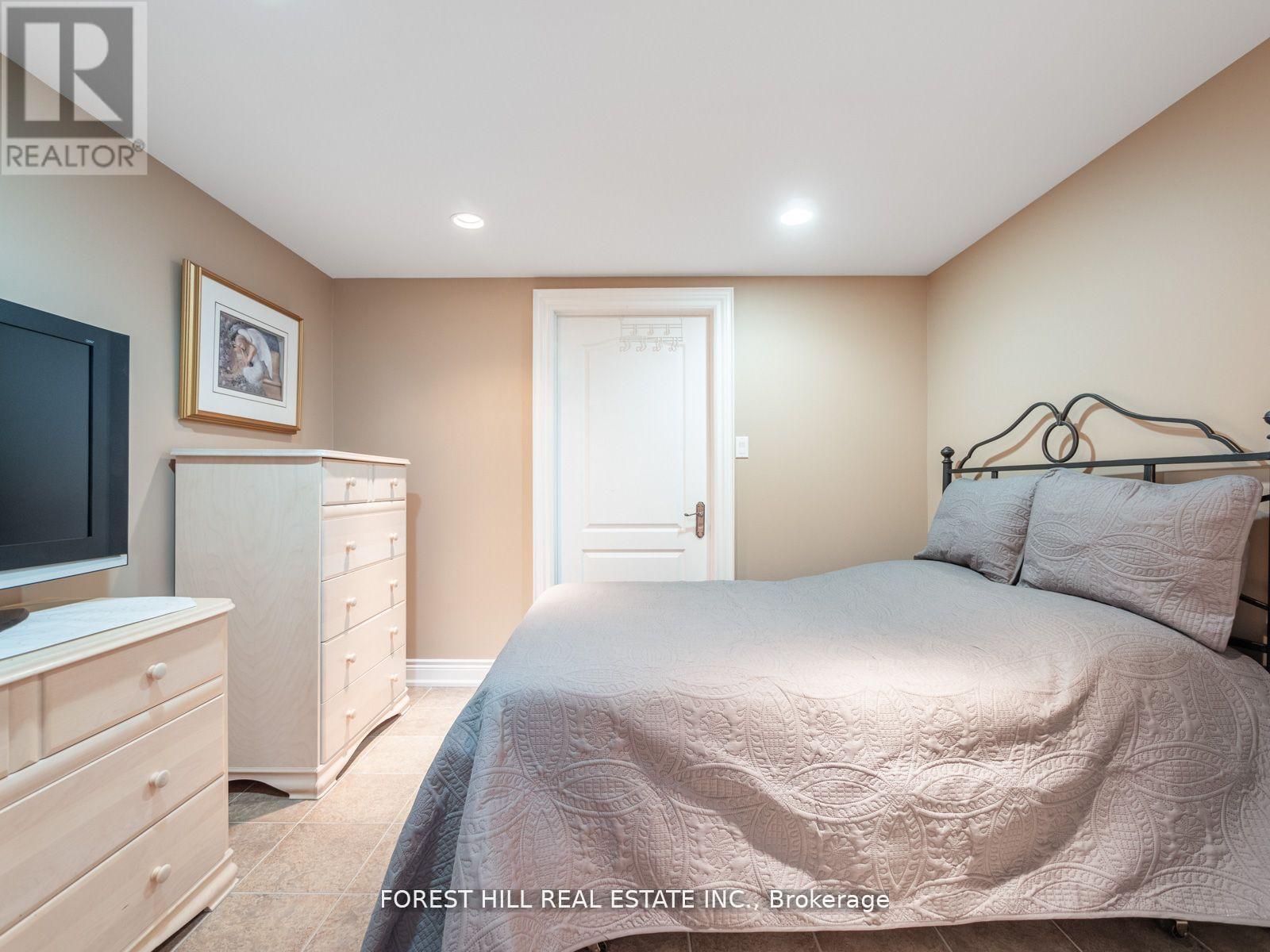 18 Highland Hill, Toronto, Ontario  M6A 2P8 - Photo 19 - W12403934