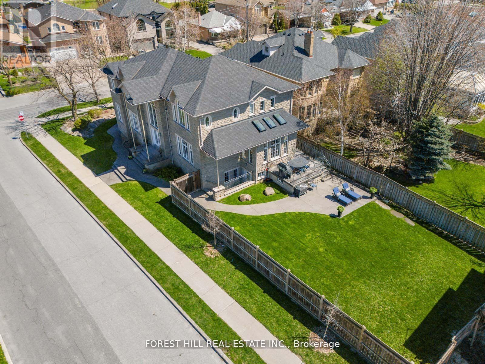 18 Highland Hill, Toronto, Ontario  M6A 2P8 - Photo 39 - W12403934