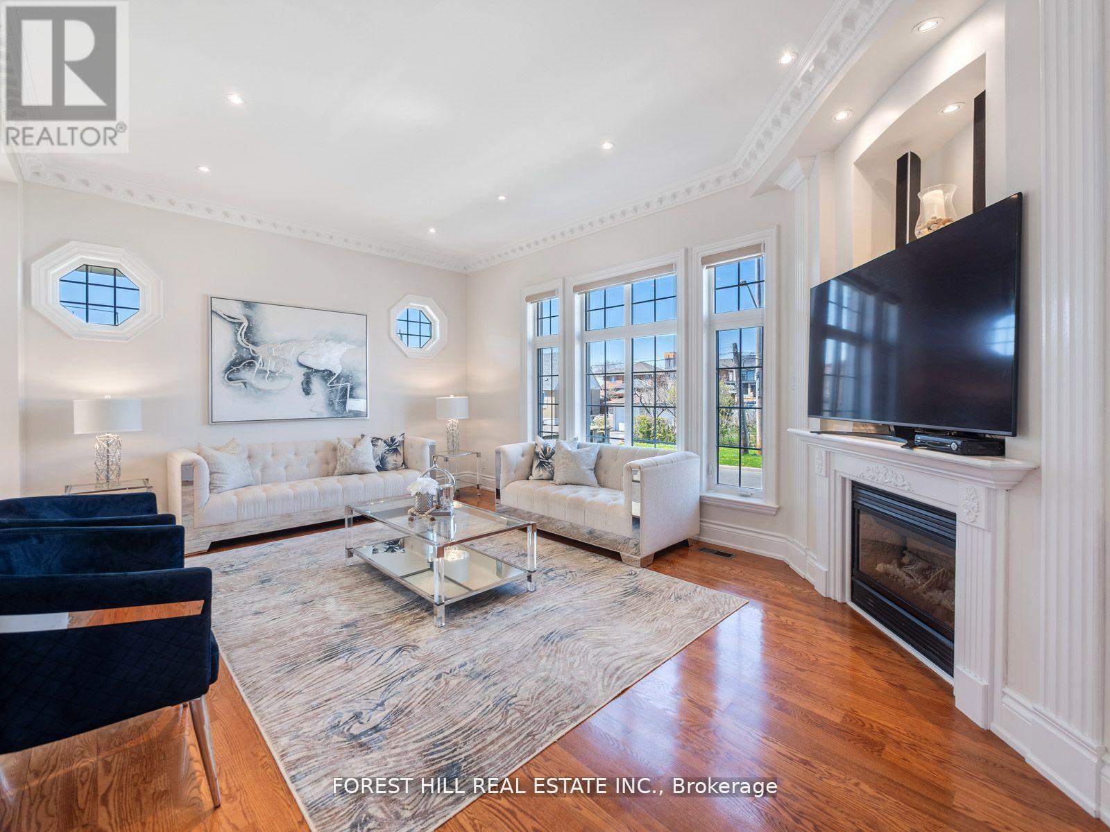 18 Highland Hill, Toronto, Ontario  M6A 2P8 - Photo 6 - W12403934