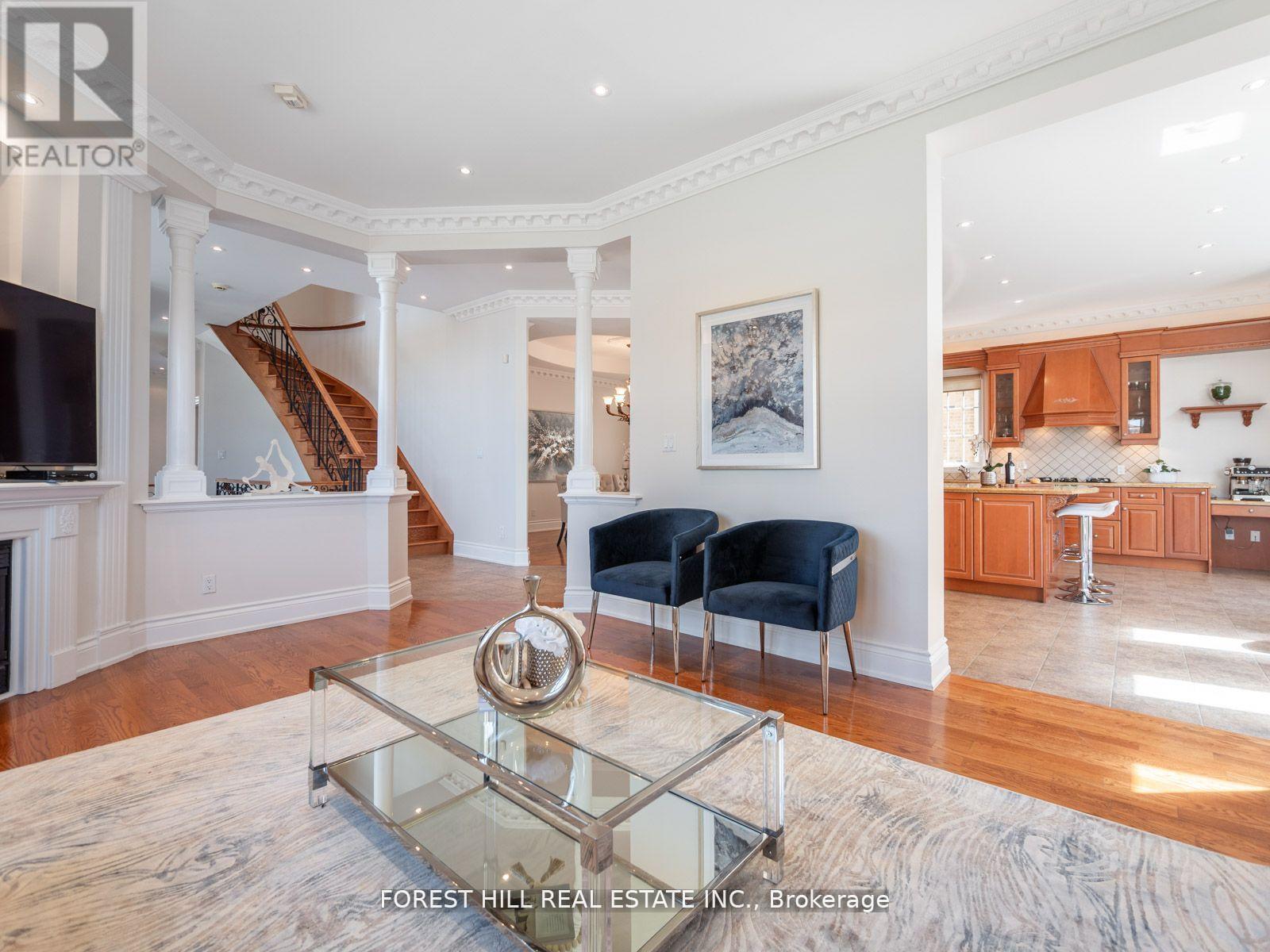 18 Highland Hill, Toronto, Ontario  M6A 2P8 - Photo 9 - W12403934