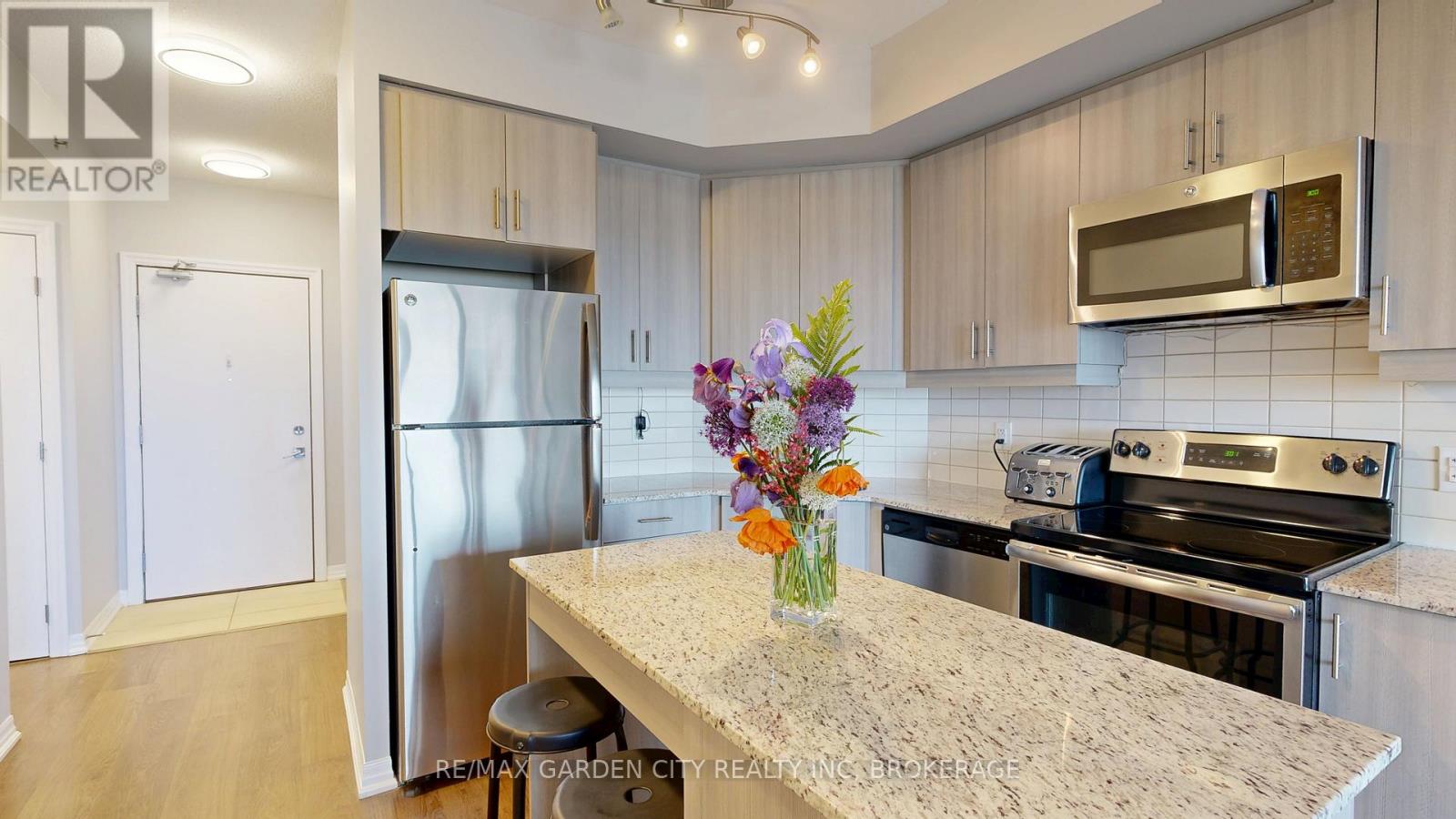 304 - 560 North Service Road, Grimsby, Ontario  L3M 4E8 - Photo 13 - X12404226
