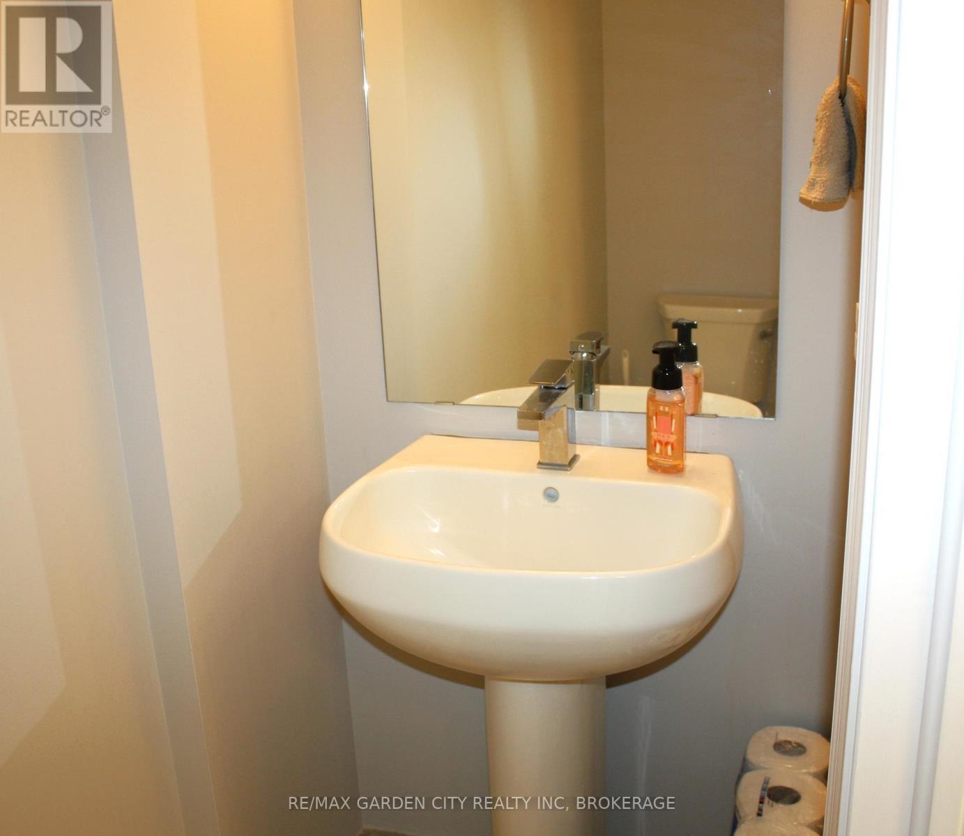 304 - 560 North Service Road, Grimsby, Ontario  L3M 4E8 - Photo 17 - X12404226