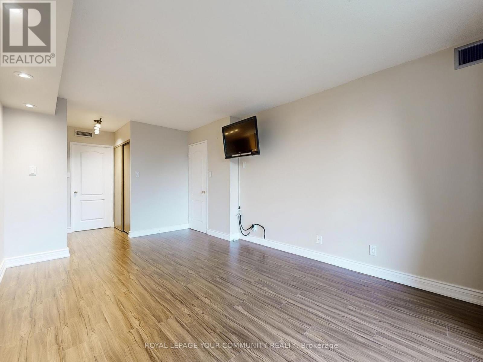 324 - 32 Clarissa Drive, Richmond Hill, Ontario  L4C 9R7 - Photo 11 - N12403991