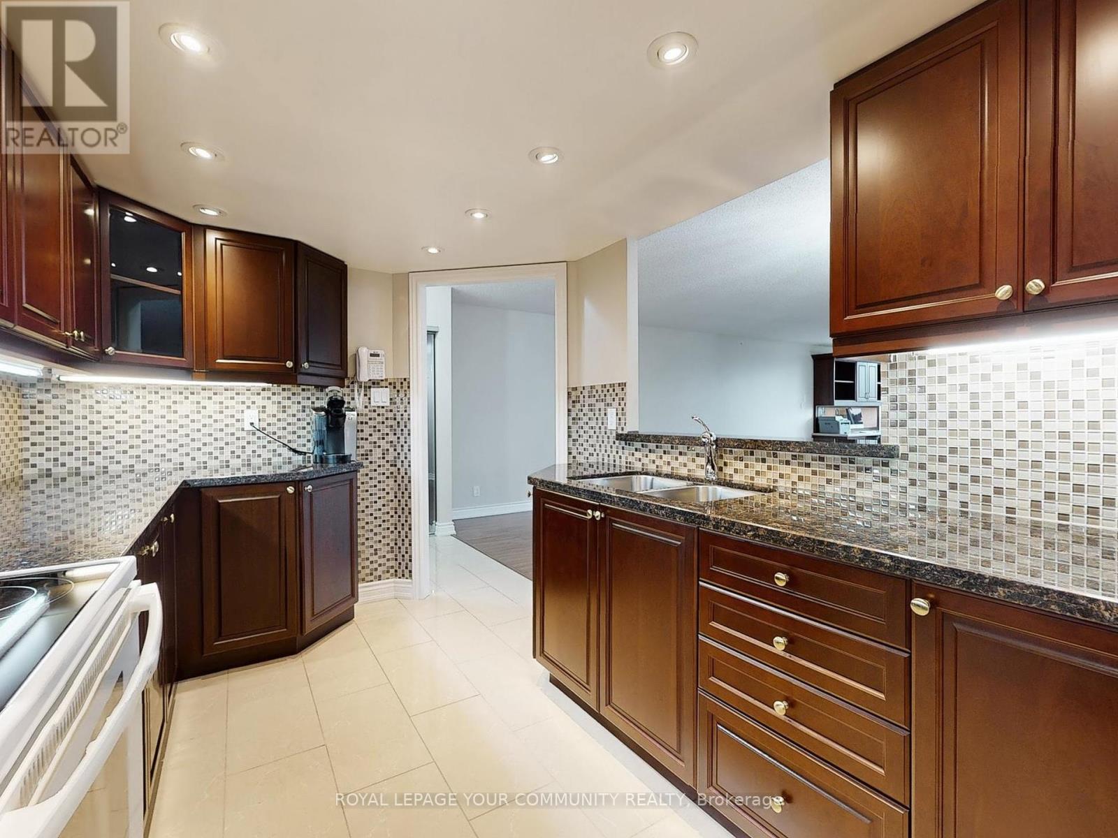 324 - 32 Clarissa Drive, Richmond Hill, Ontario  L4C 9R7 - Photo 7 - N12403991