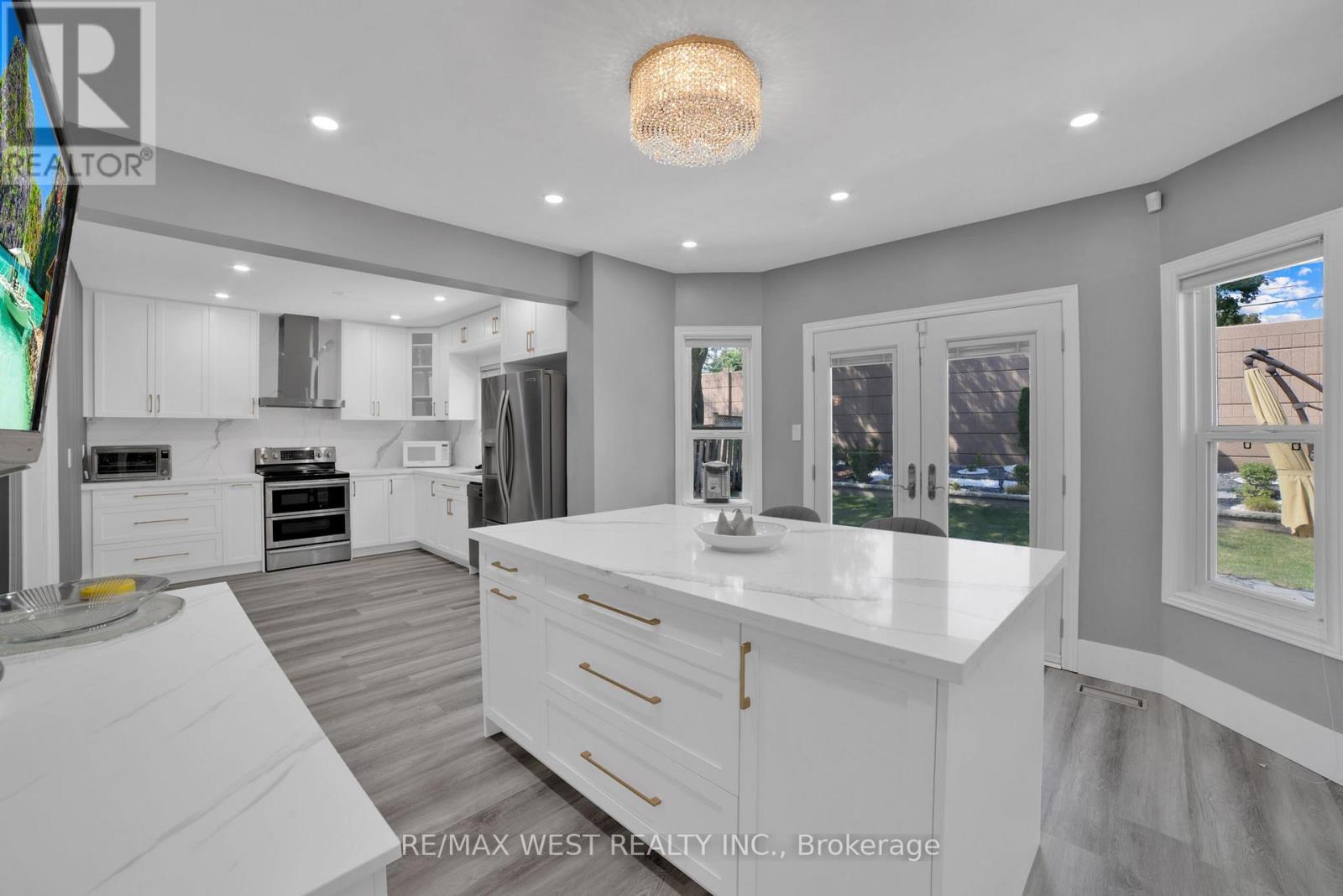 339 Parklane Road, Oakville (Cp College Park), Ontario  L6H 4J4 - Photo 3 - W12404046