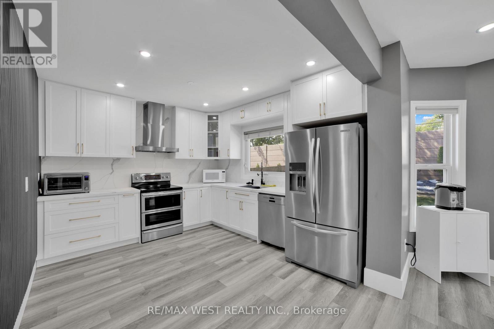 339 Parklane Road, Oakville (Cp College Park), Ontario  L6H 4J4 - Photo 4 - W12404046