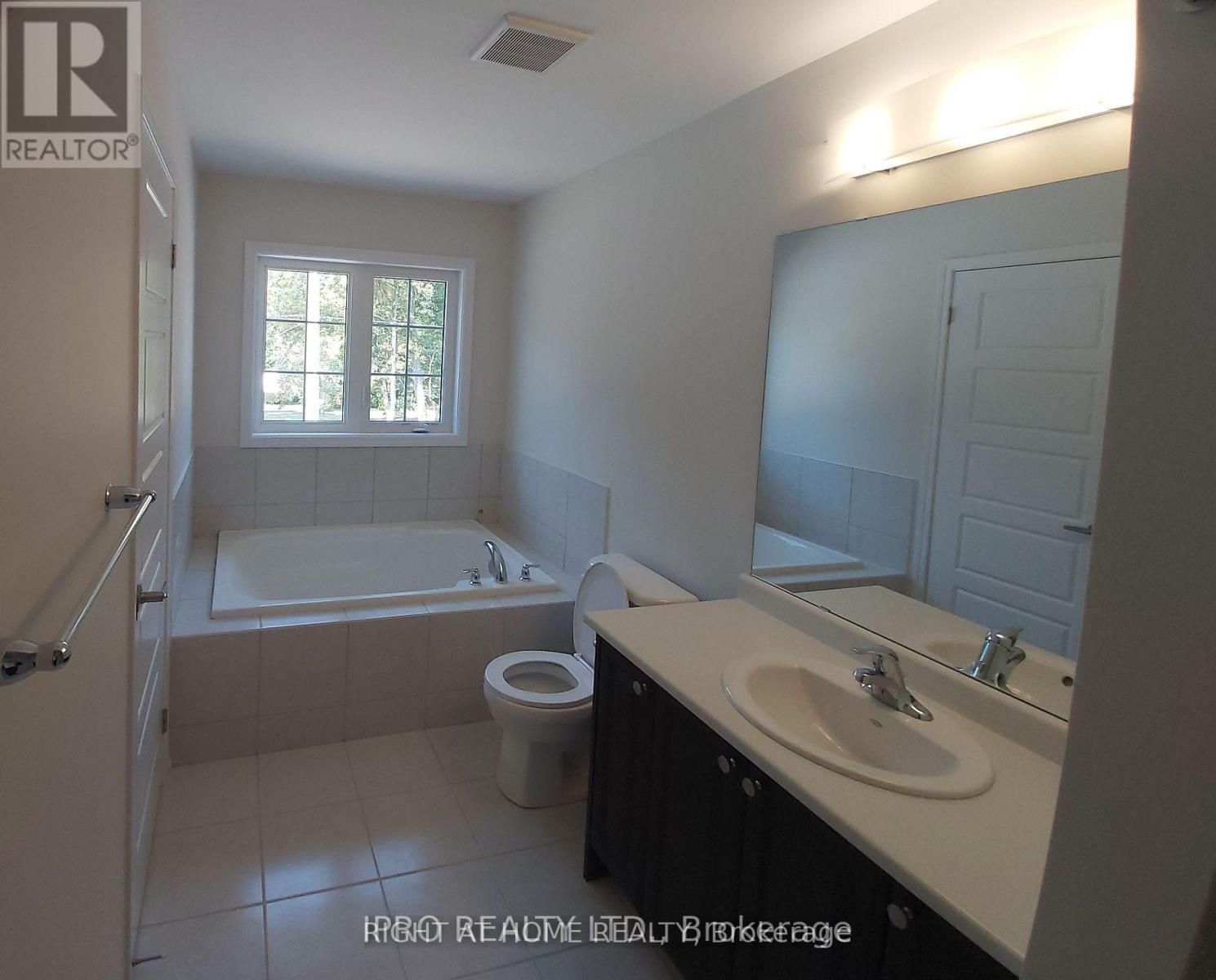 8895 Chickory Trail, Niagara Falls, Ontario  L2H 3S3 - Photo 11 - X12404058