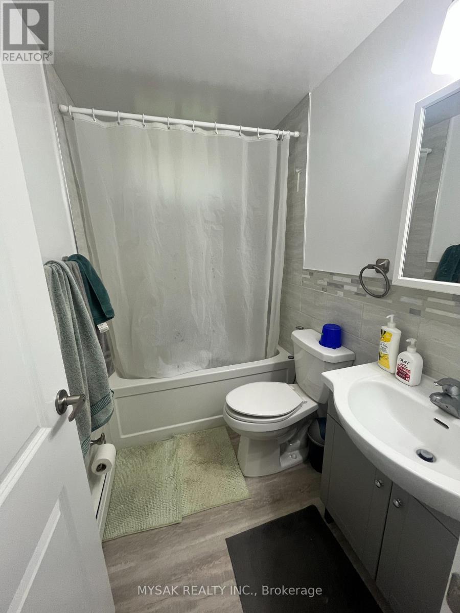 419 Lancaster Street W, Kitchener, Ontario  N2H 4V8 - Photo 11 - X12404090