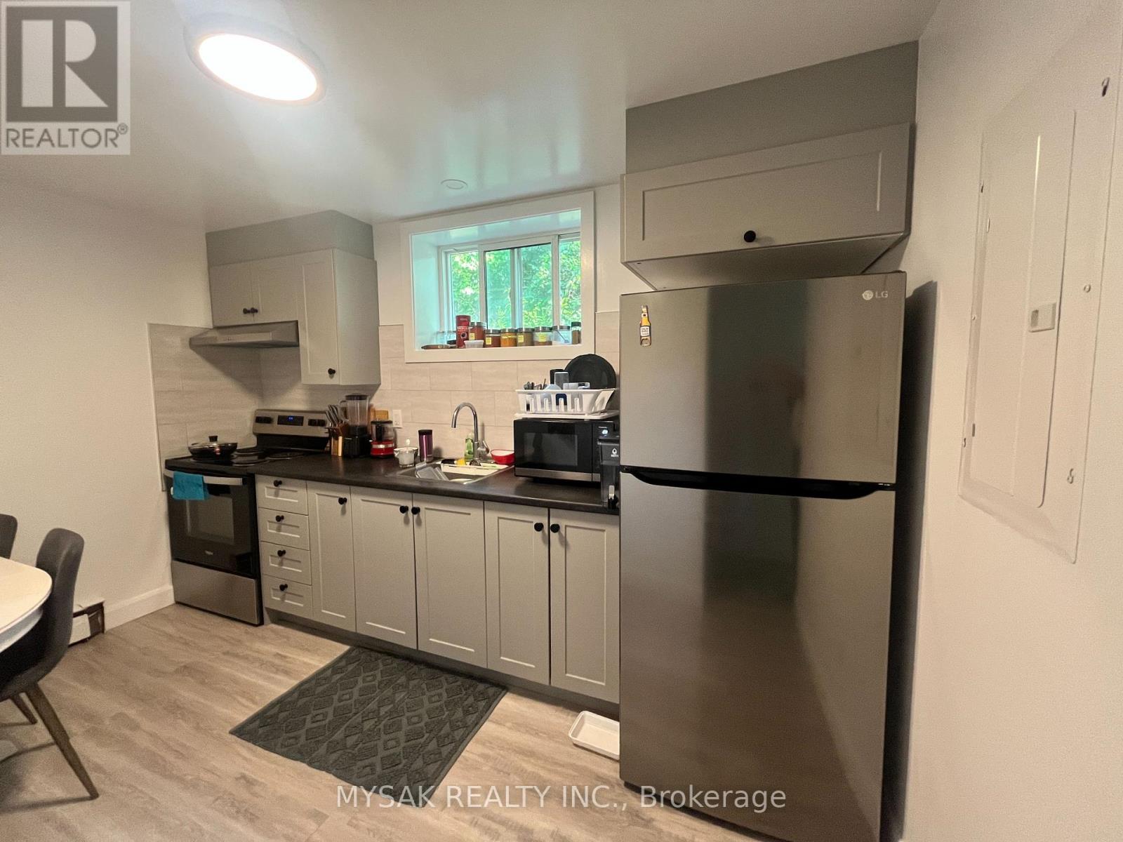 419 Lancaster Street W, Kitchener, Ontario  N2H 4V8 - Photo 12 - X12404090