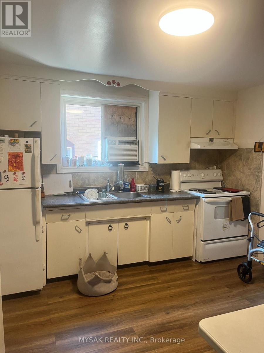 419 Lancaster Street W, Kitchener, Ontario  N2H 4V8 - Photo 3 - X12404090