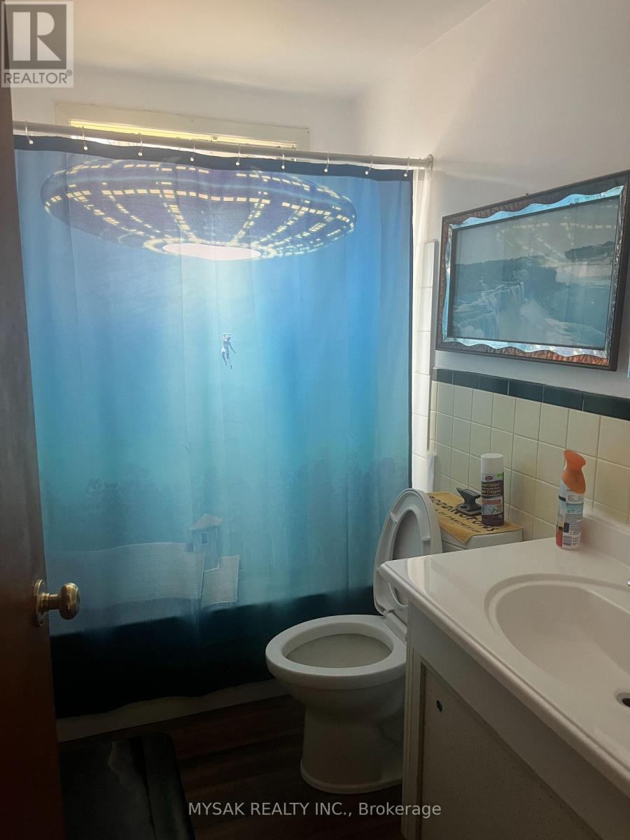 419 Lancaster Street W, Kitchener, Ontario  N2H 4V8 - Photo 4 - X12404090
